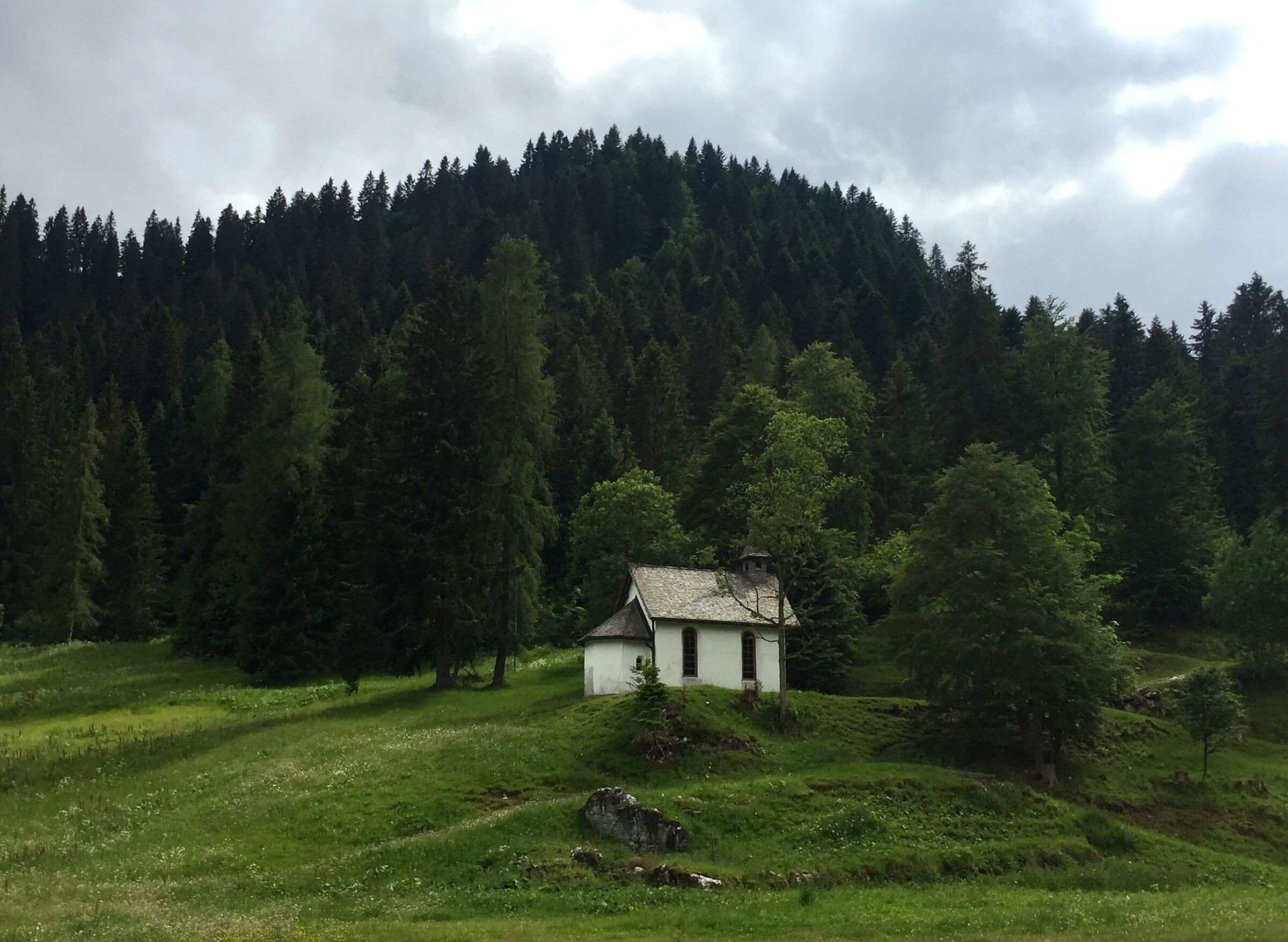 La piccola chiesa bianca.