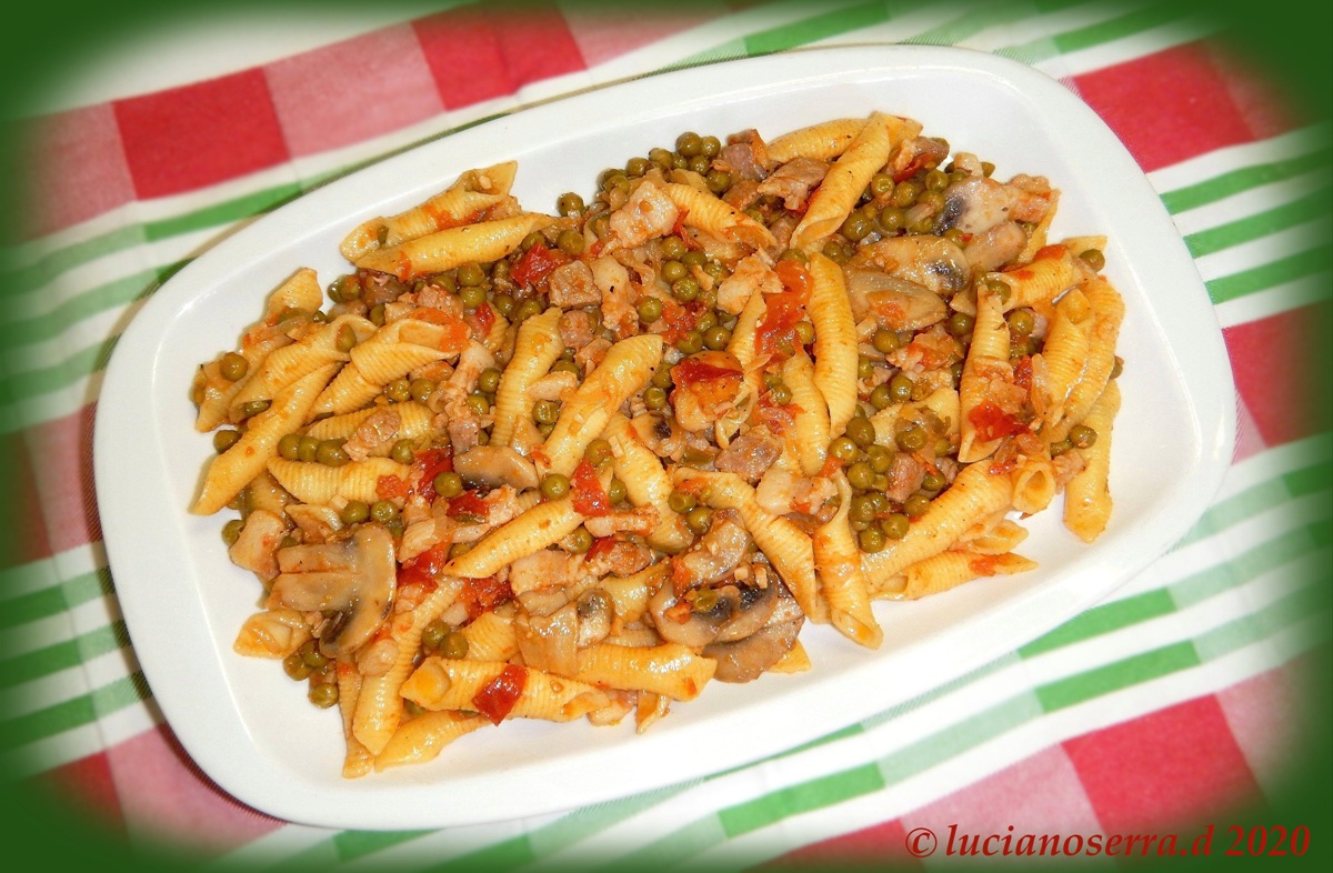 Garganelli con Funghi, Piselli e Pancetta dolce
