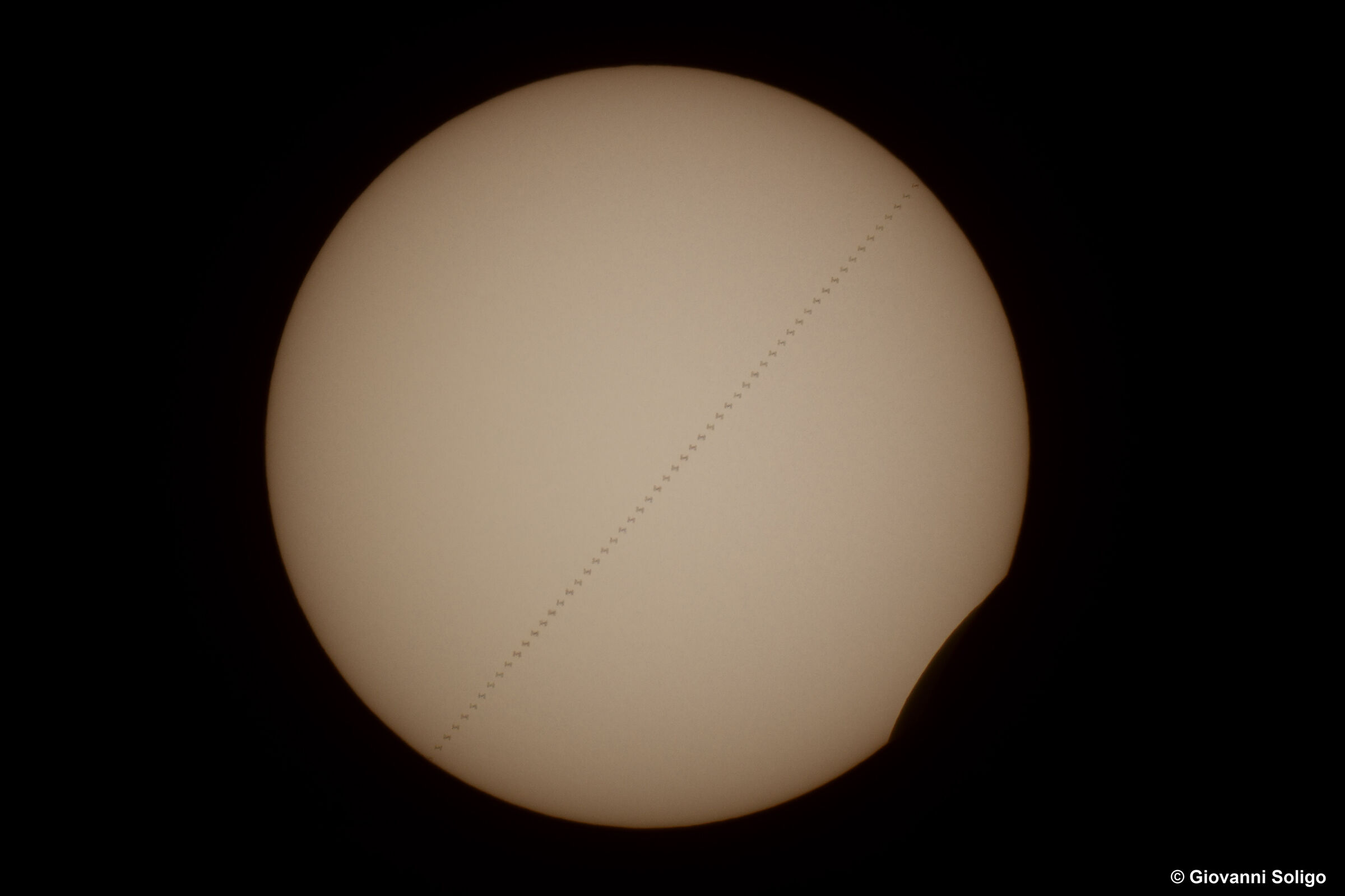 Eclissi parziale di Sole con transito della ISS