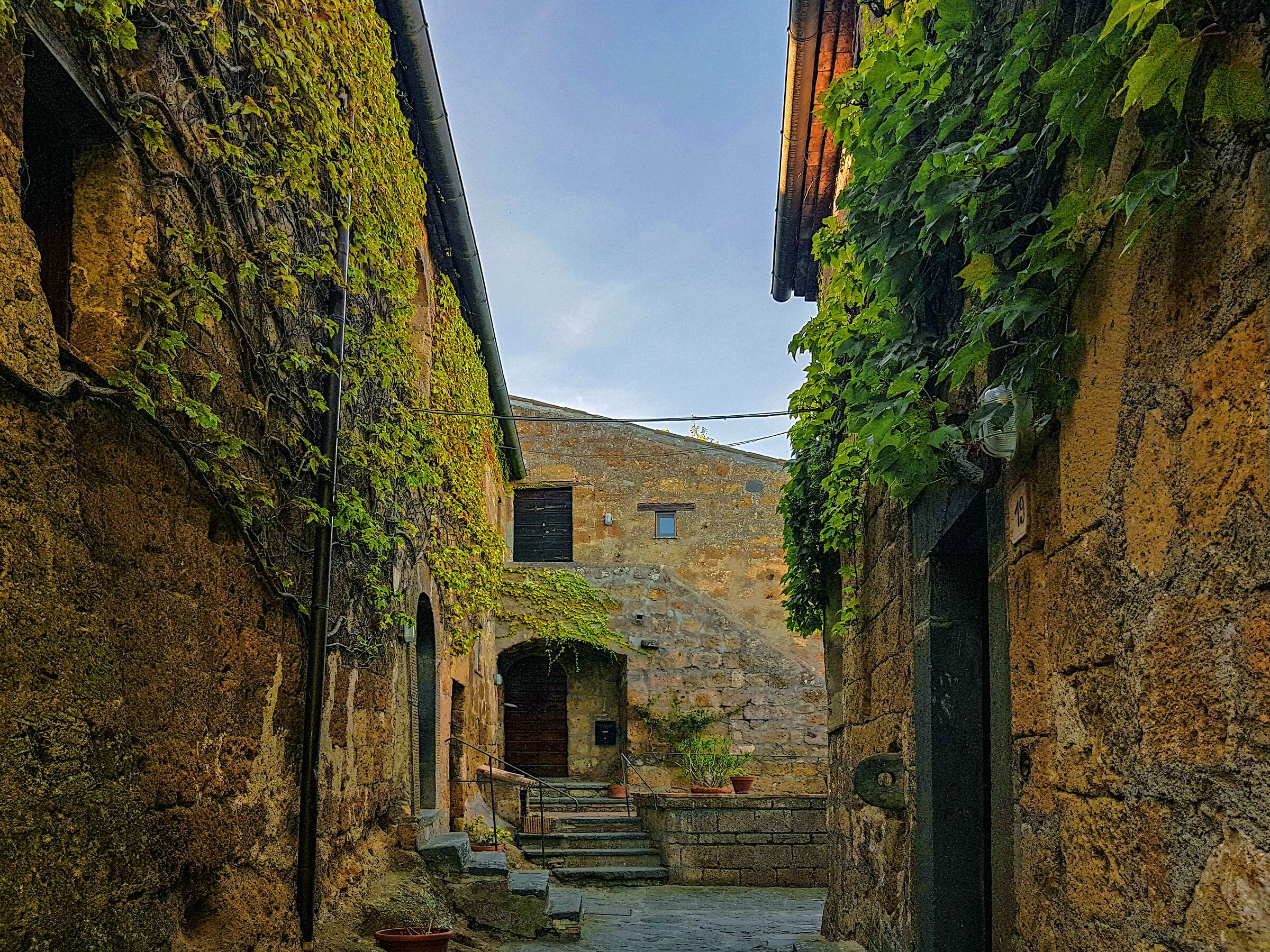 A courtyard in Civita di Bagnoregio (VT)
