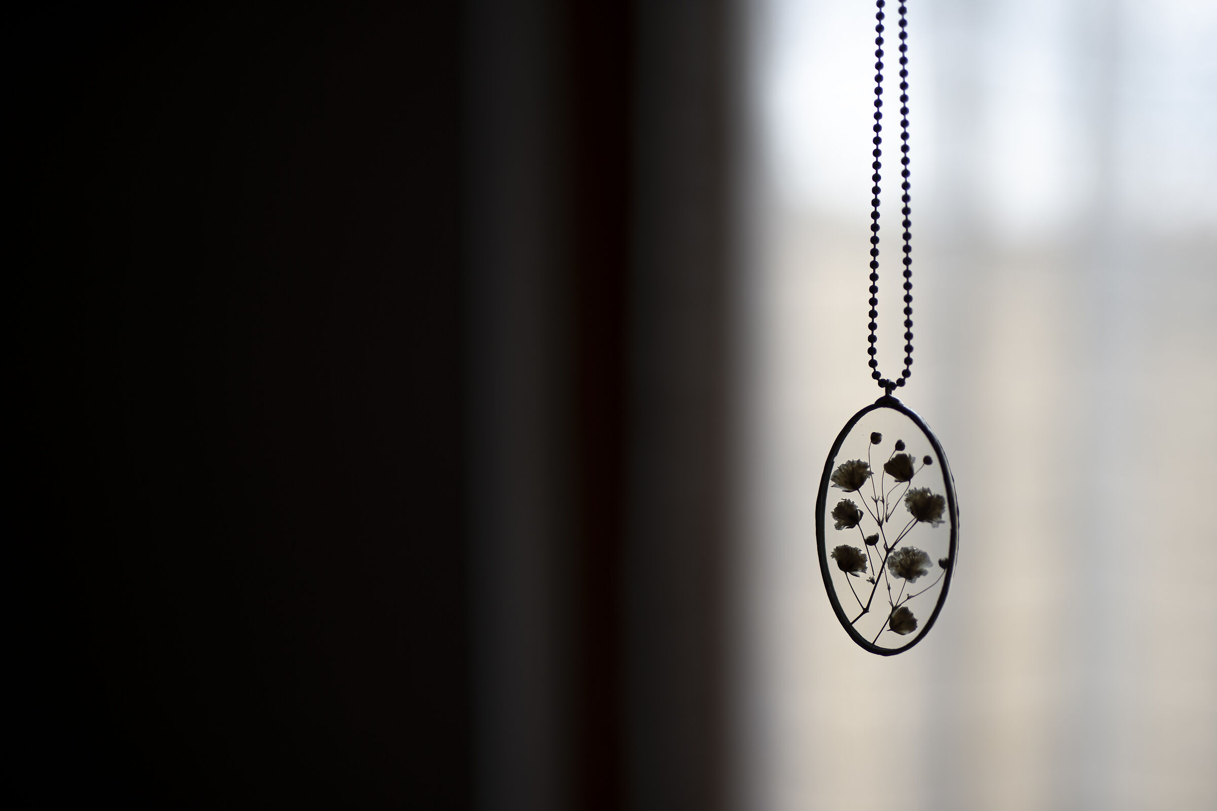 Aspetta e vedrai: collana in resina e fiori