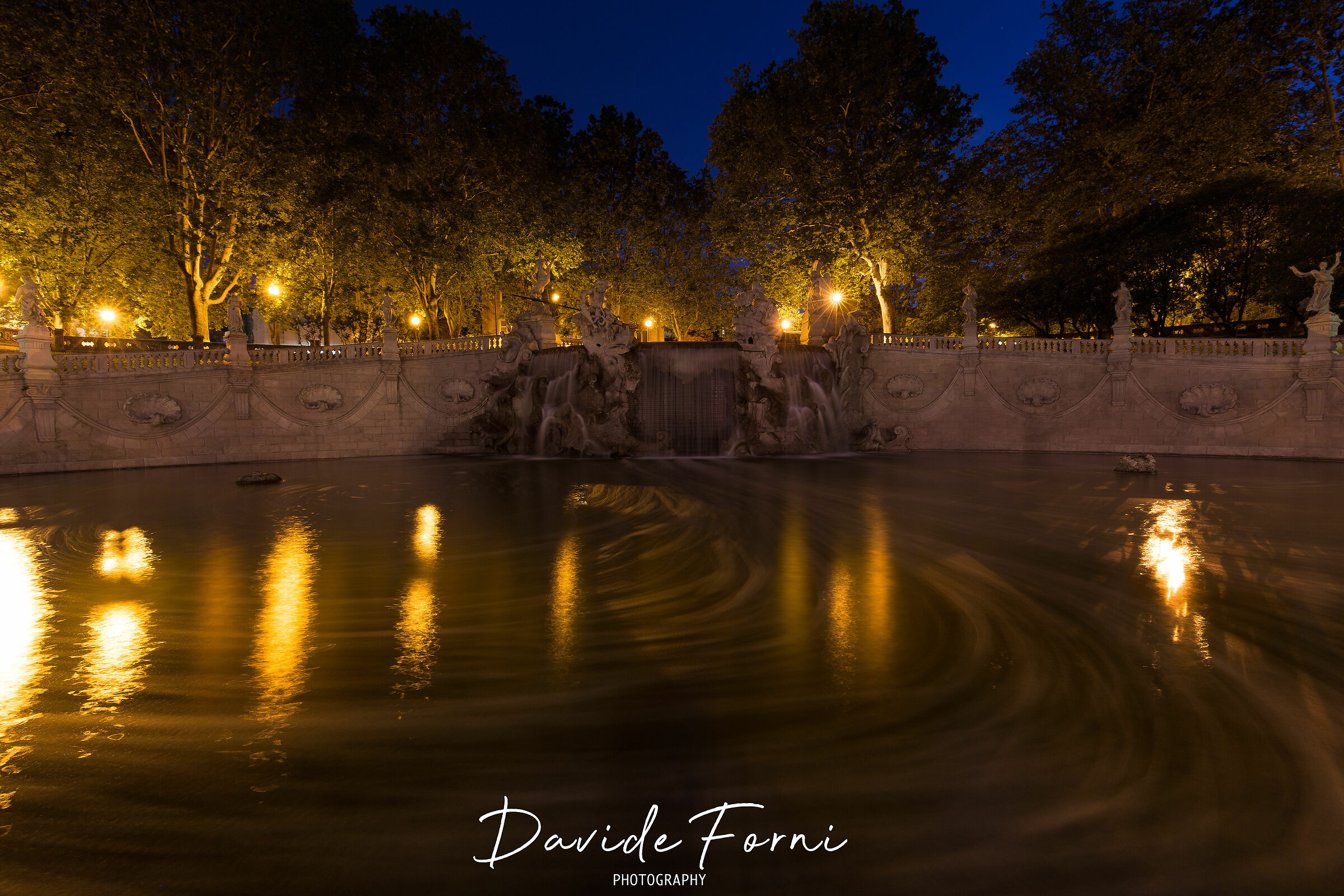 Fontana dei dodici mesi all'ora blu