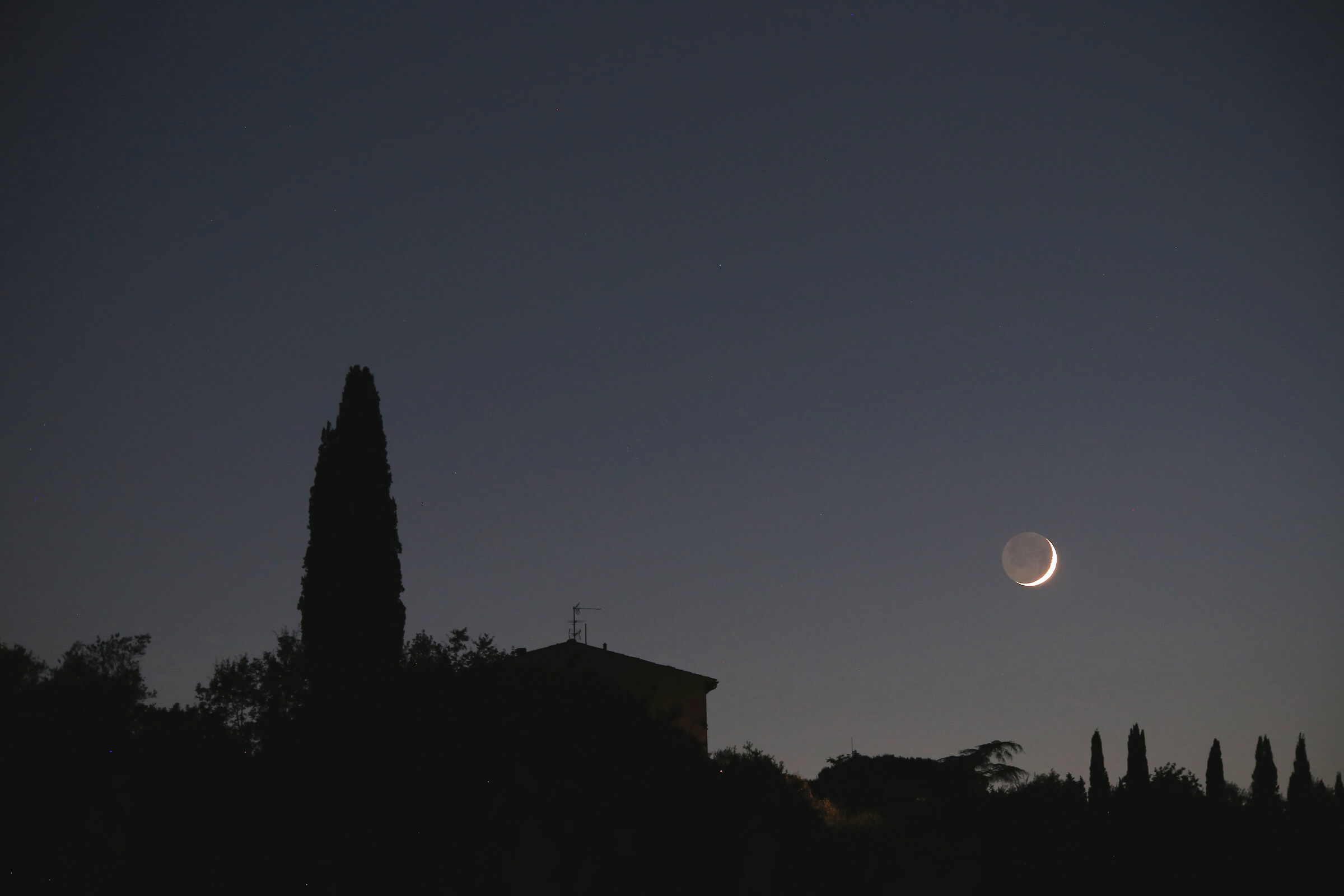 Falce di Luna, con luce cinerea, prossima al tramonto