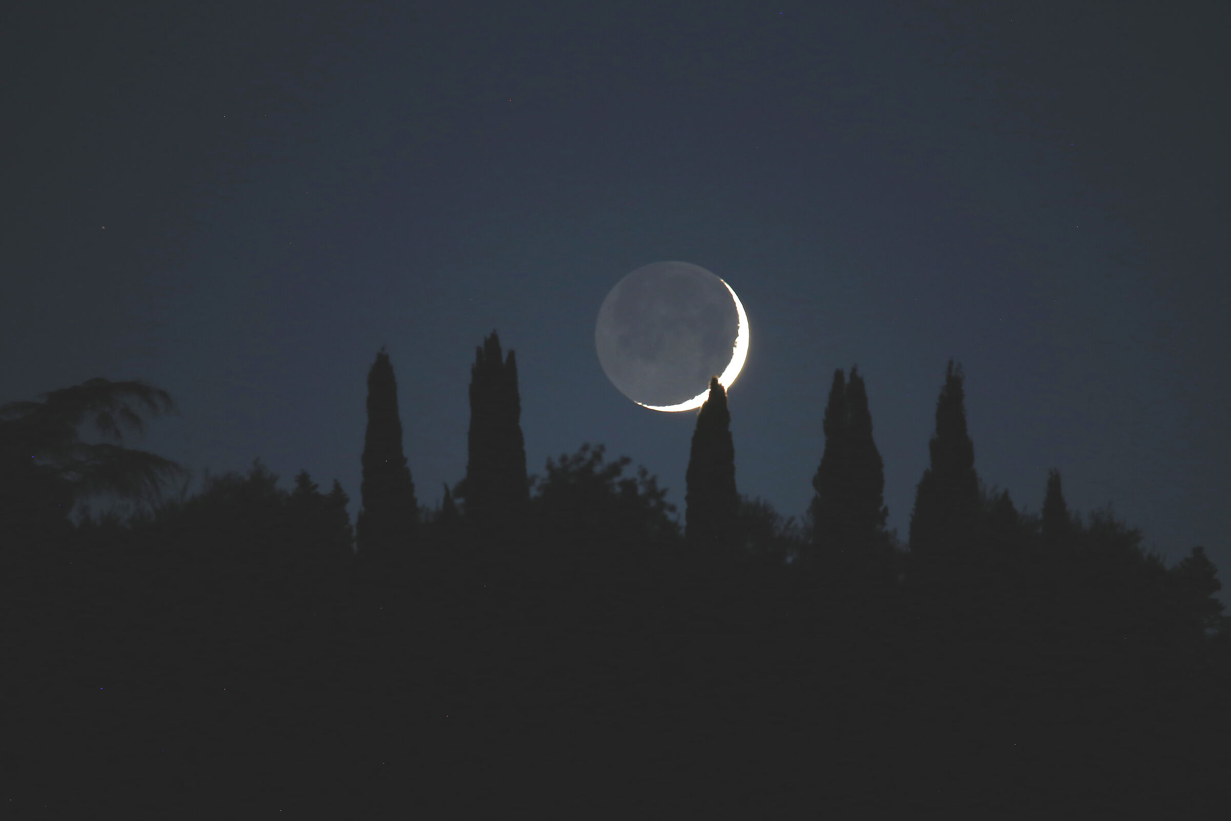 Falce di Luna, con luce cinerea, prossima al tramonto