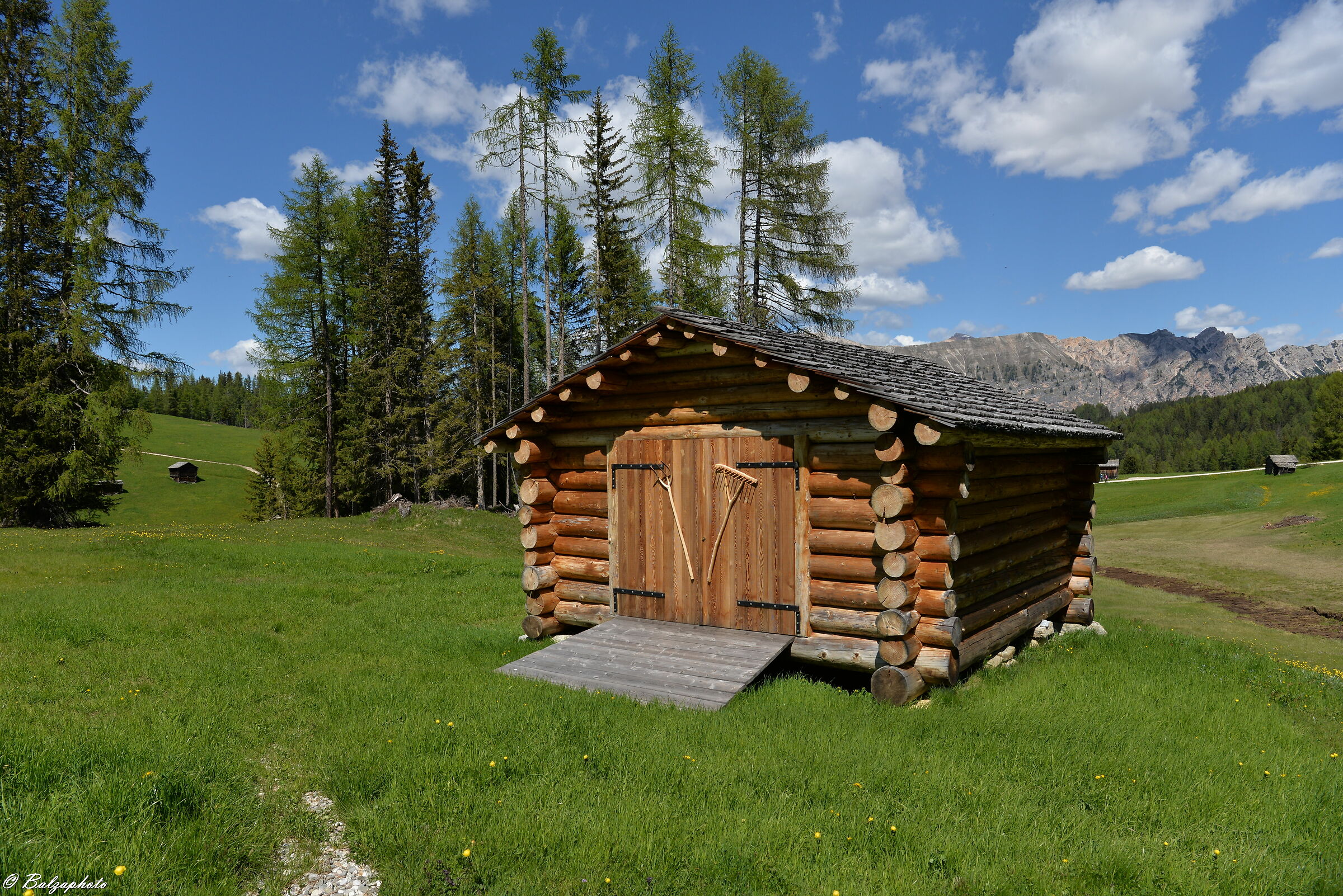 Fienile tipico dell`Alto Adige in zona di montagna