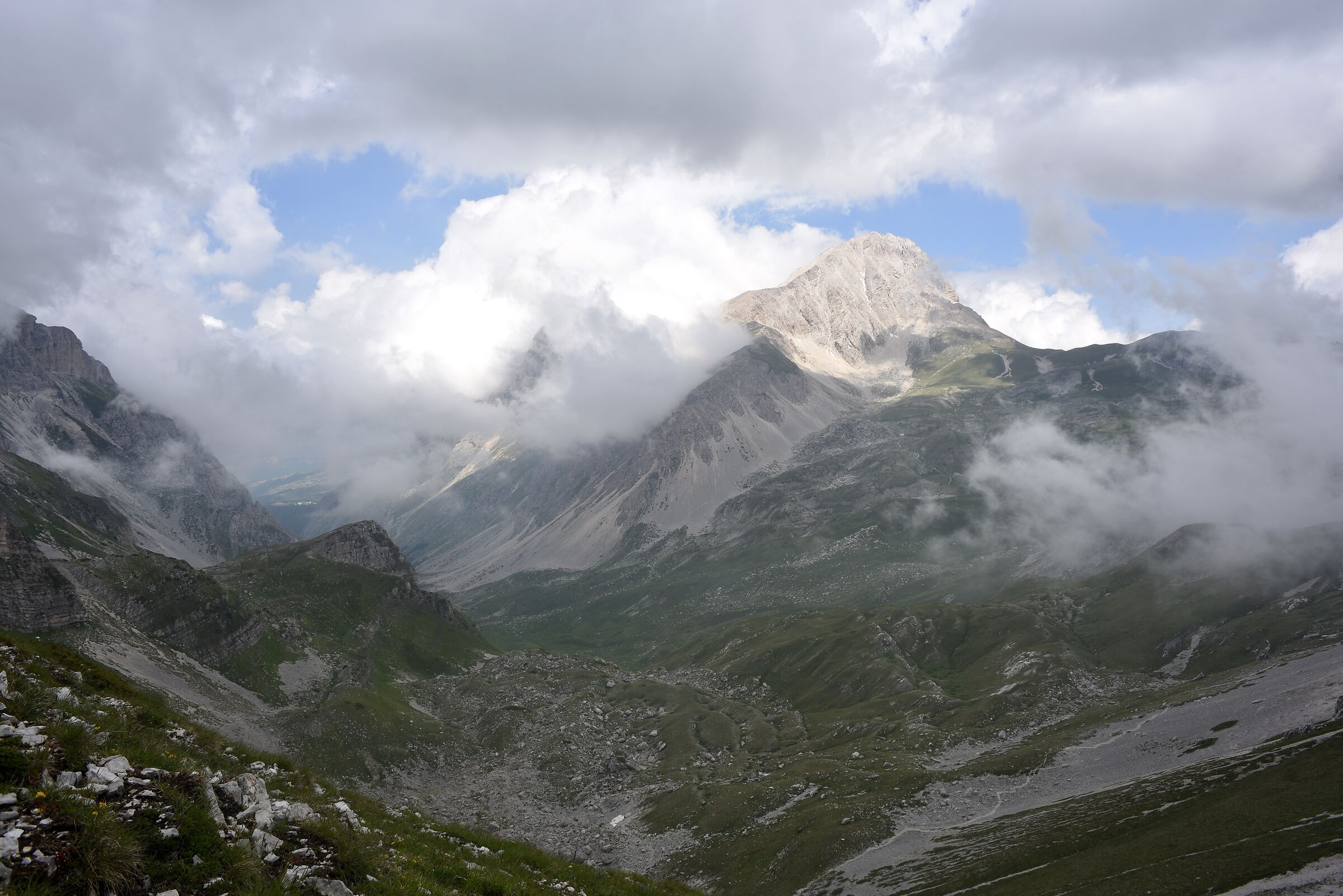 Vetta occidentale tra nuvole