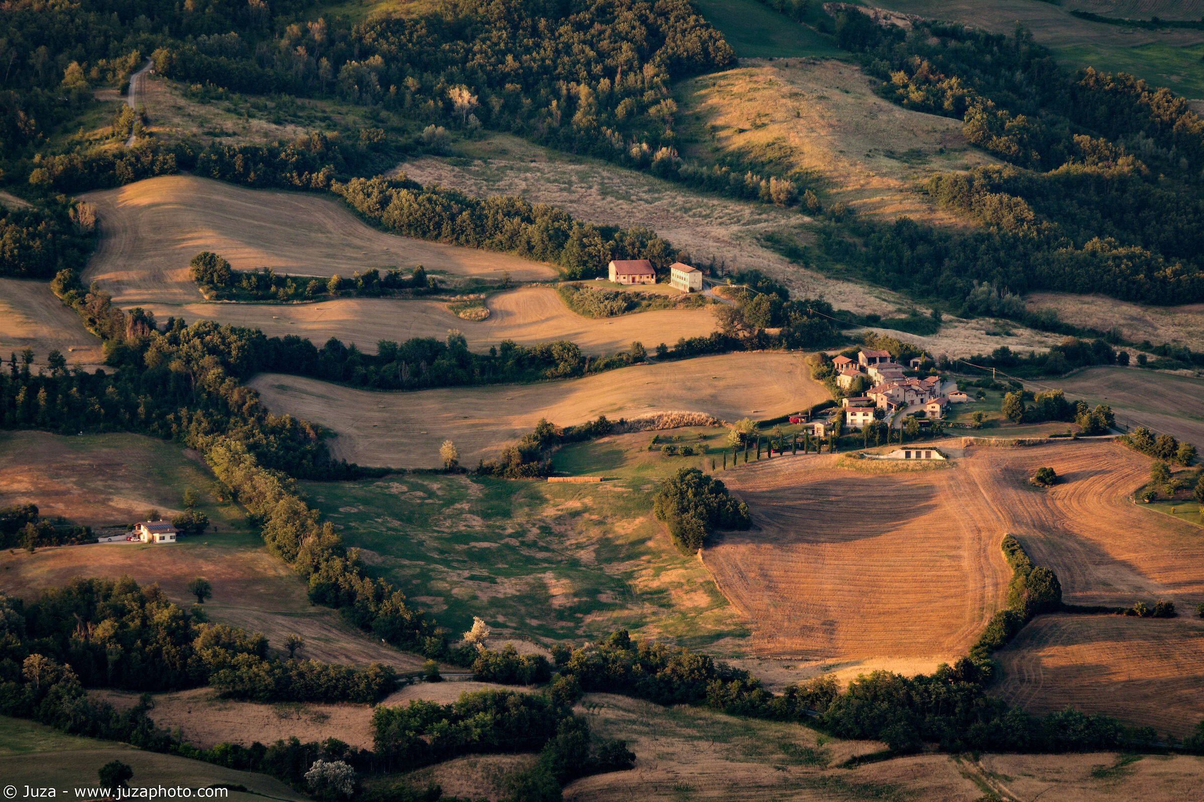Scende la sera sulle colline