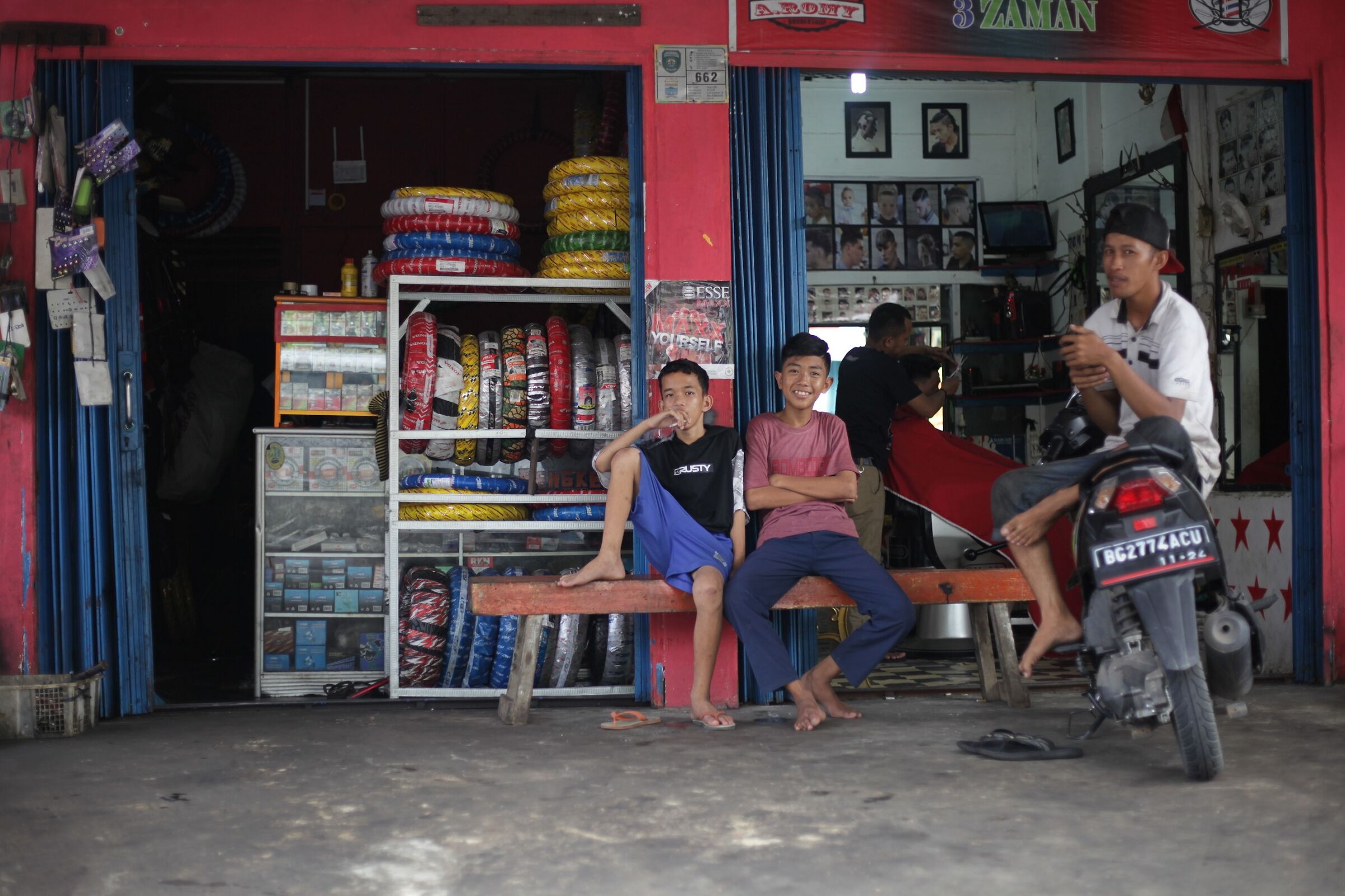 Bambino che fuma a Palembang