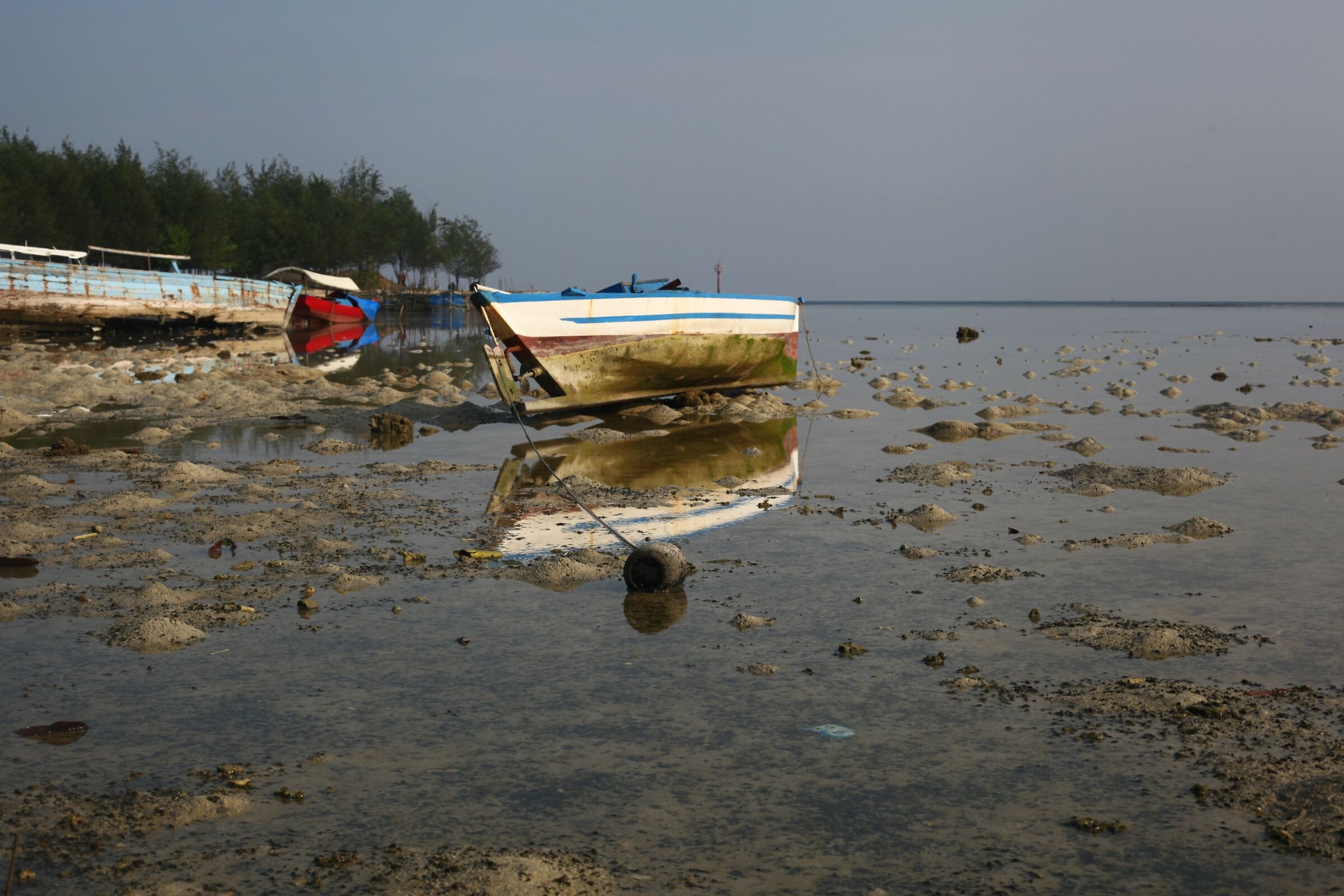 Barchetta abbandonata a Pulau Pari