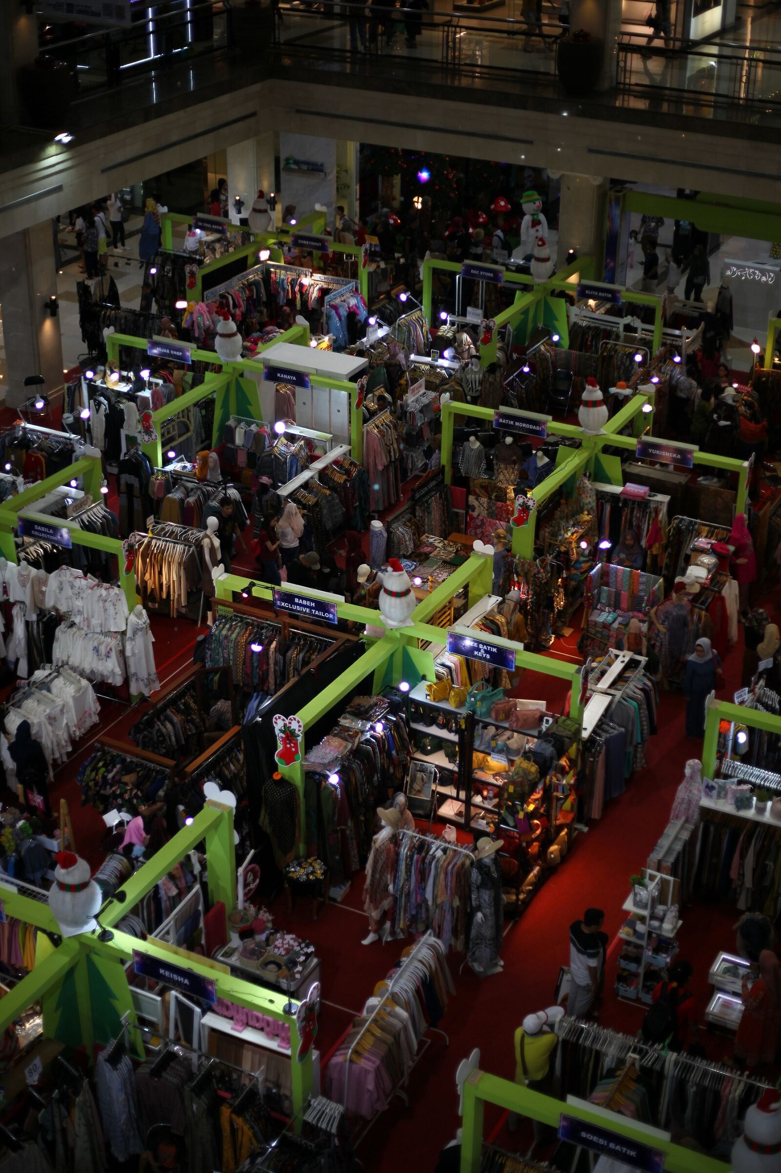 Un centro commerciale affollato