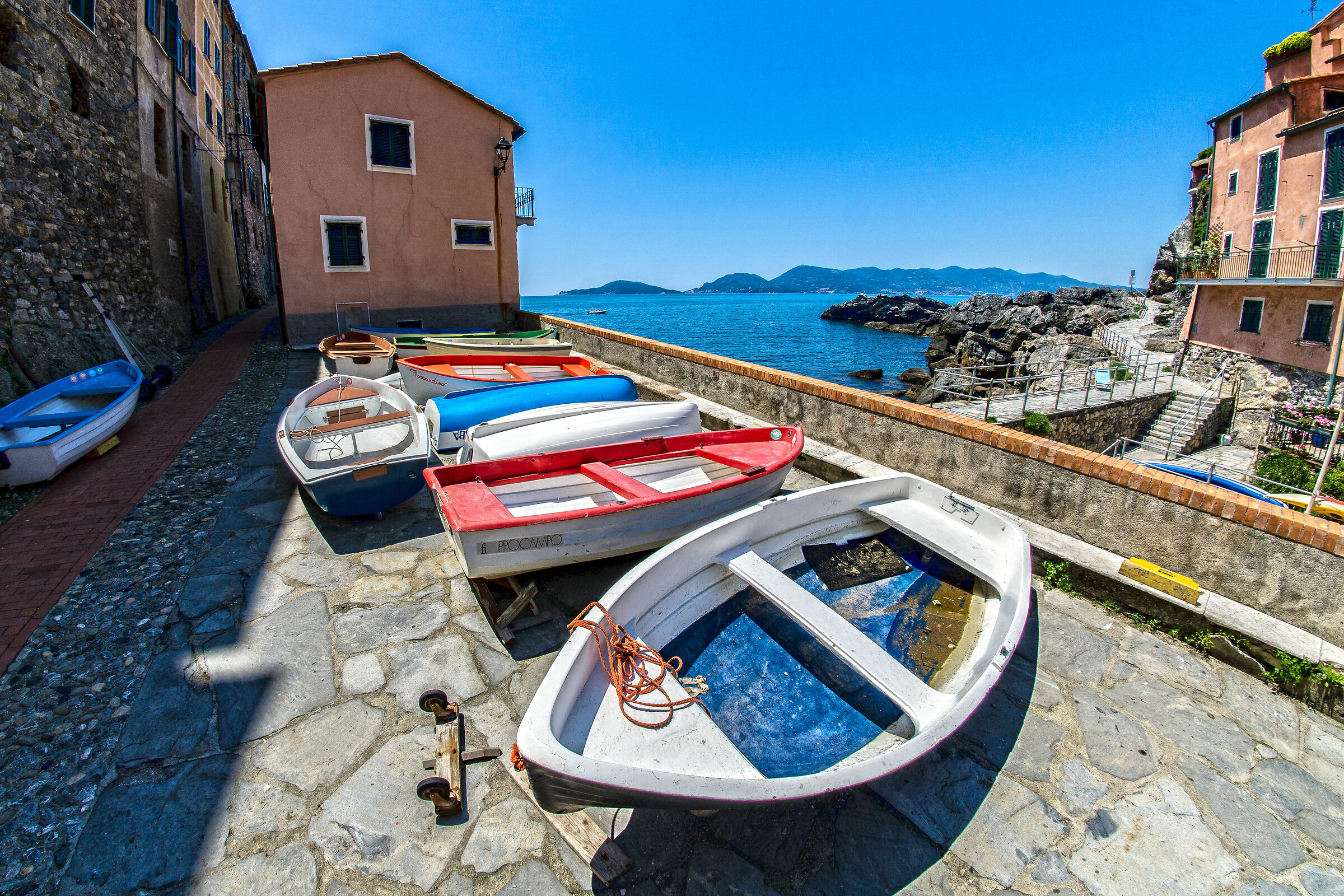 Tellaro, discesa al molo