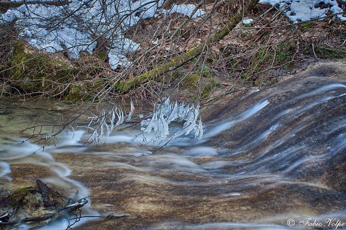 Ghiaccioli sul pelo dell' acqua