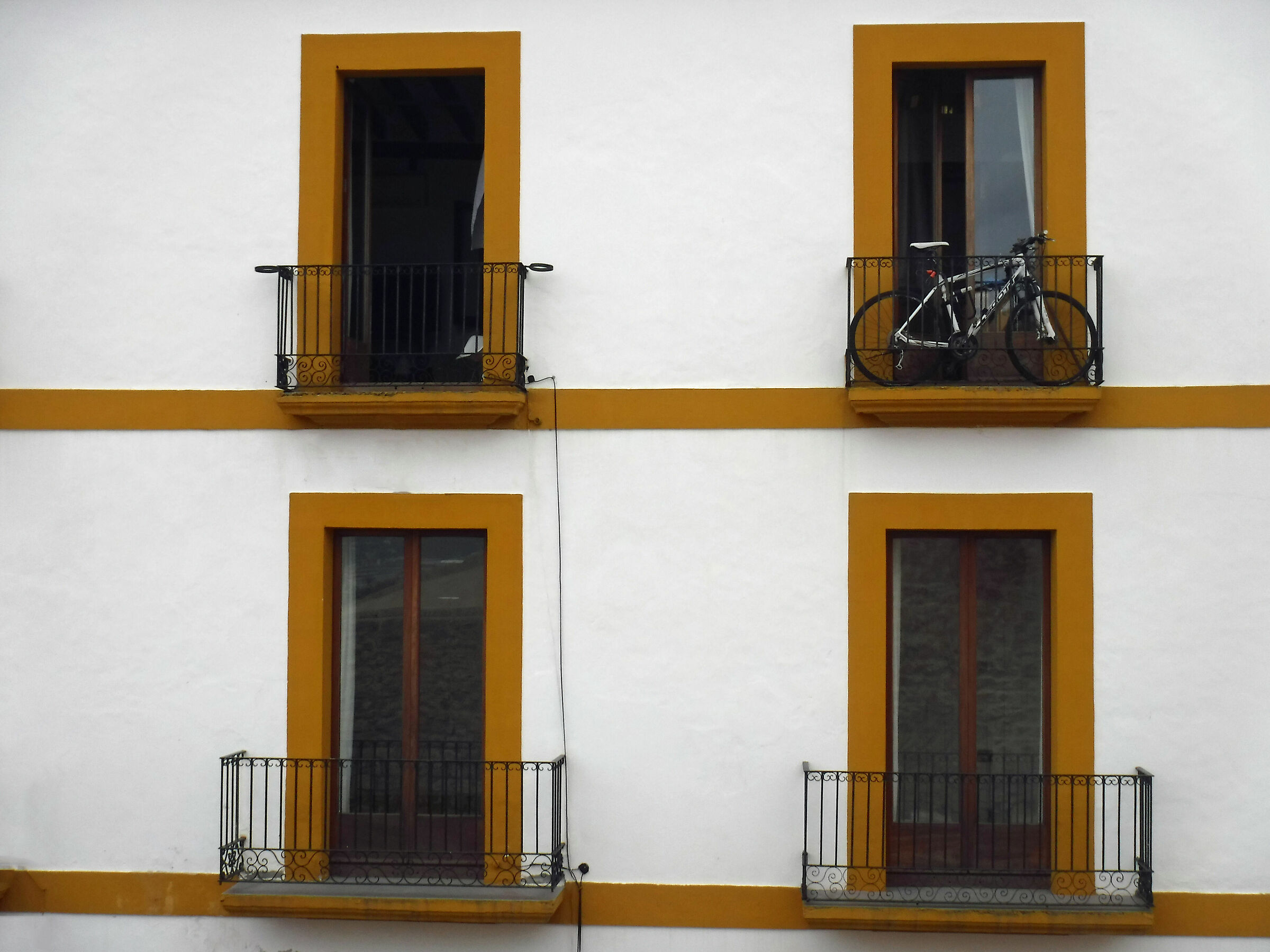 Ibiza, finestre con bicicletta