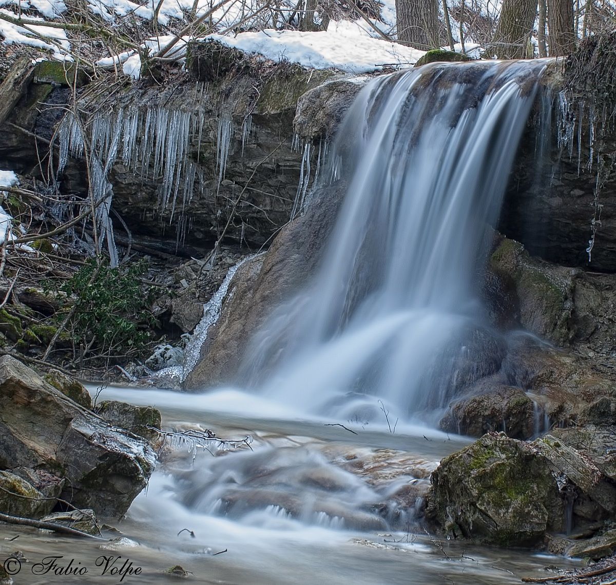Cascata con stalattiti