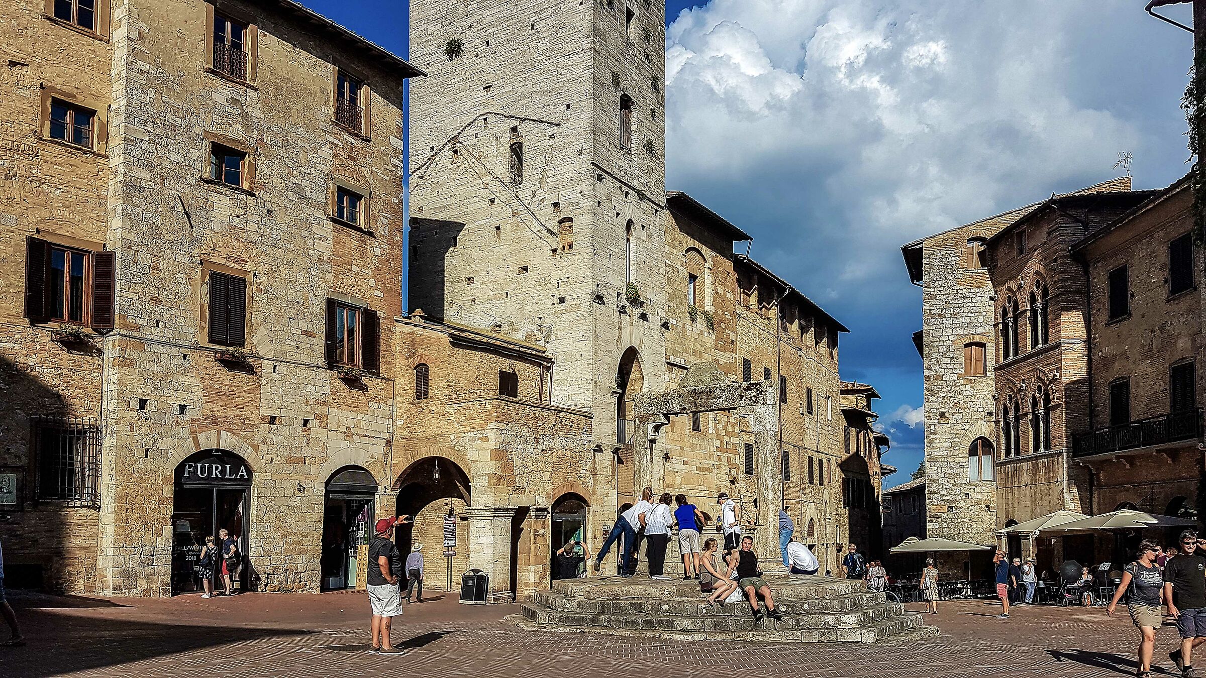 Piazza della Cisterna - San Giminiano