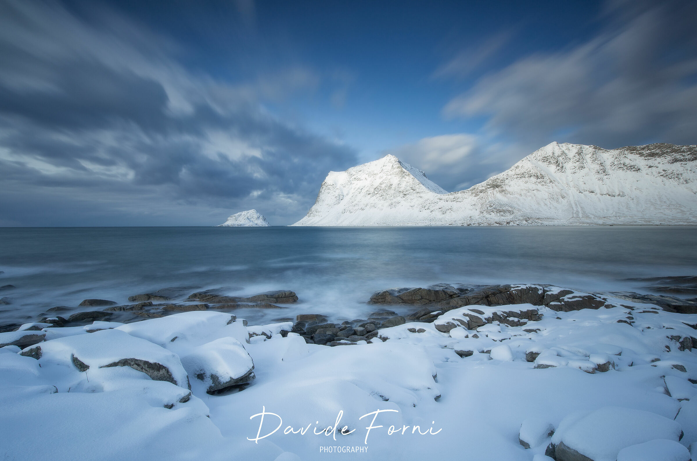 Paesaggio invernale a Haukland beach