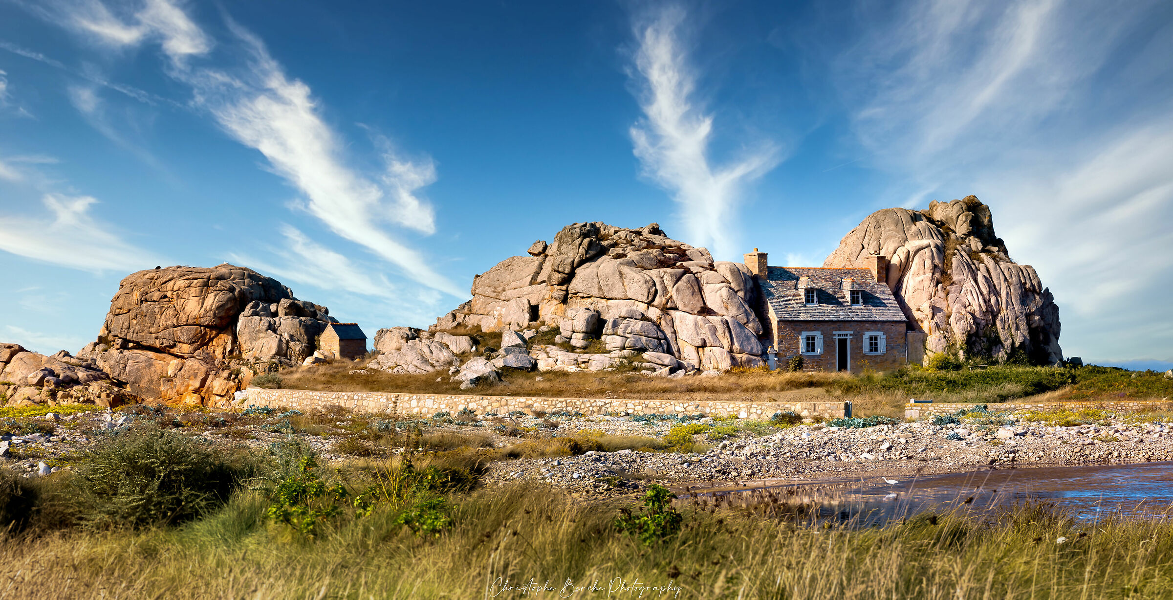 the house between the rocks