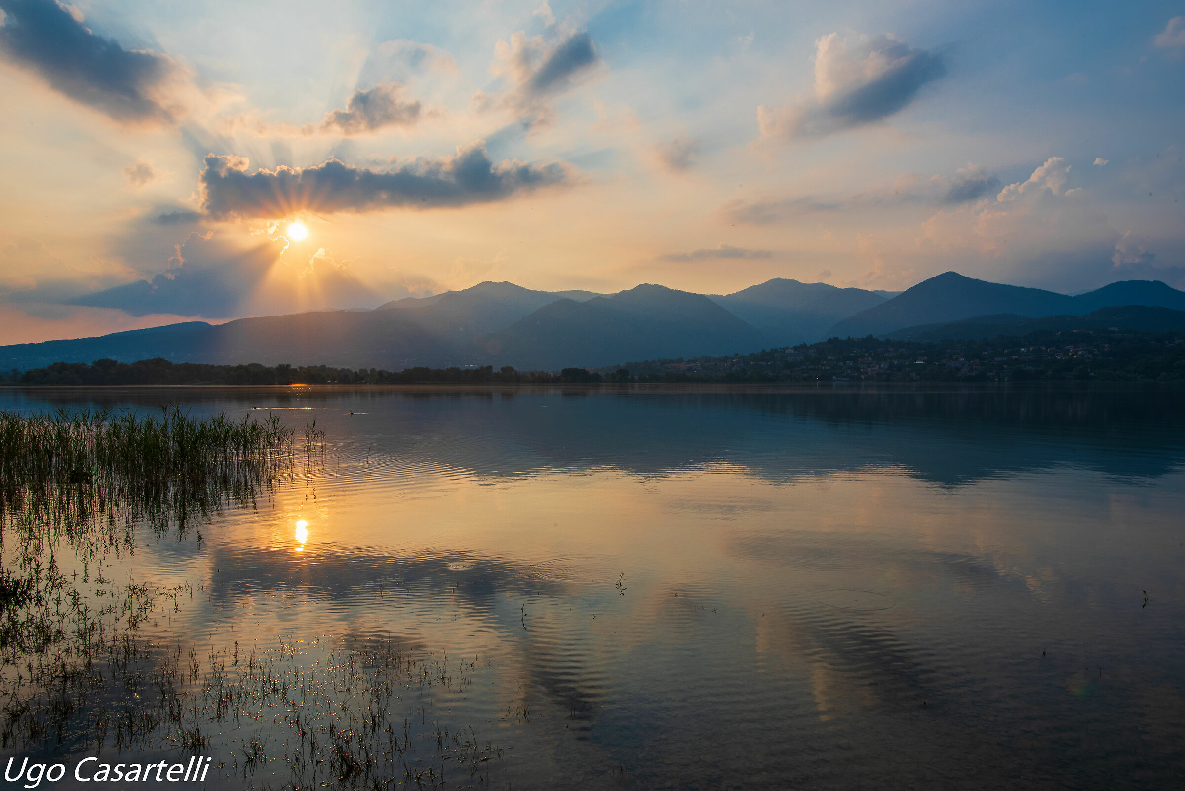Night falls on Lake Pusiano