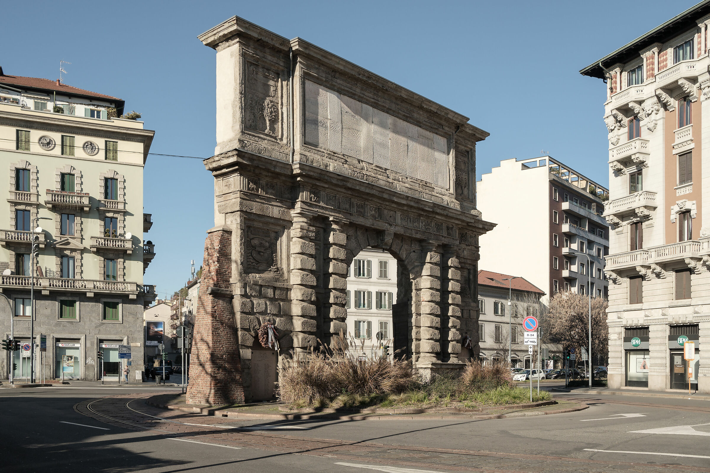 Roman goal arch, gold medal square, Milan