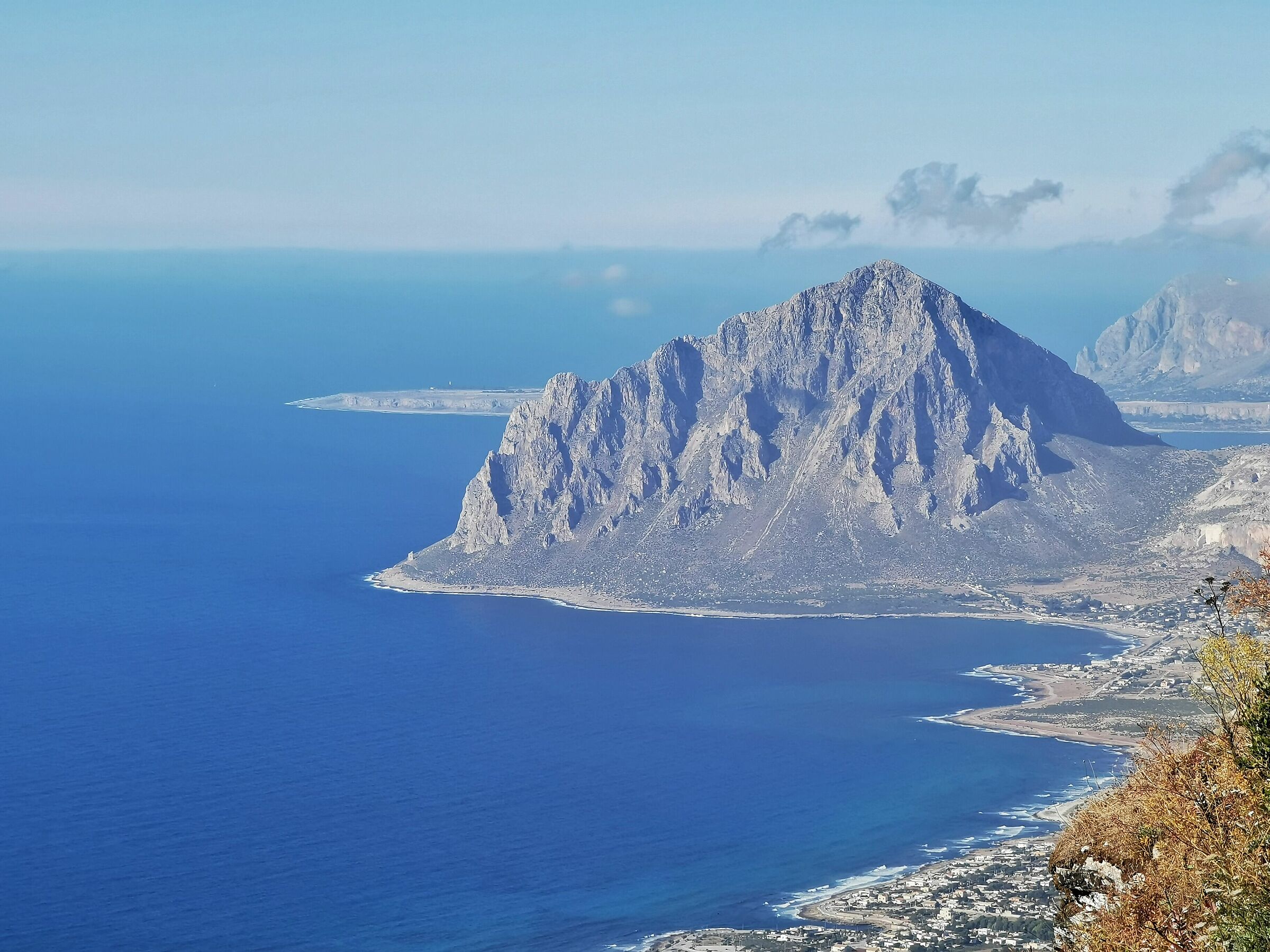 Belvedere da Erice, mare e monte Cofano. (135mm)