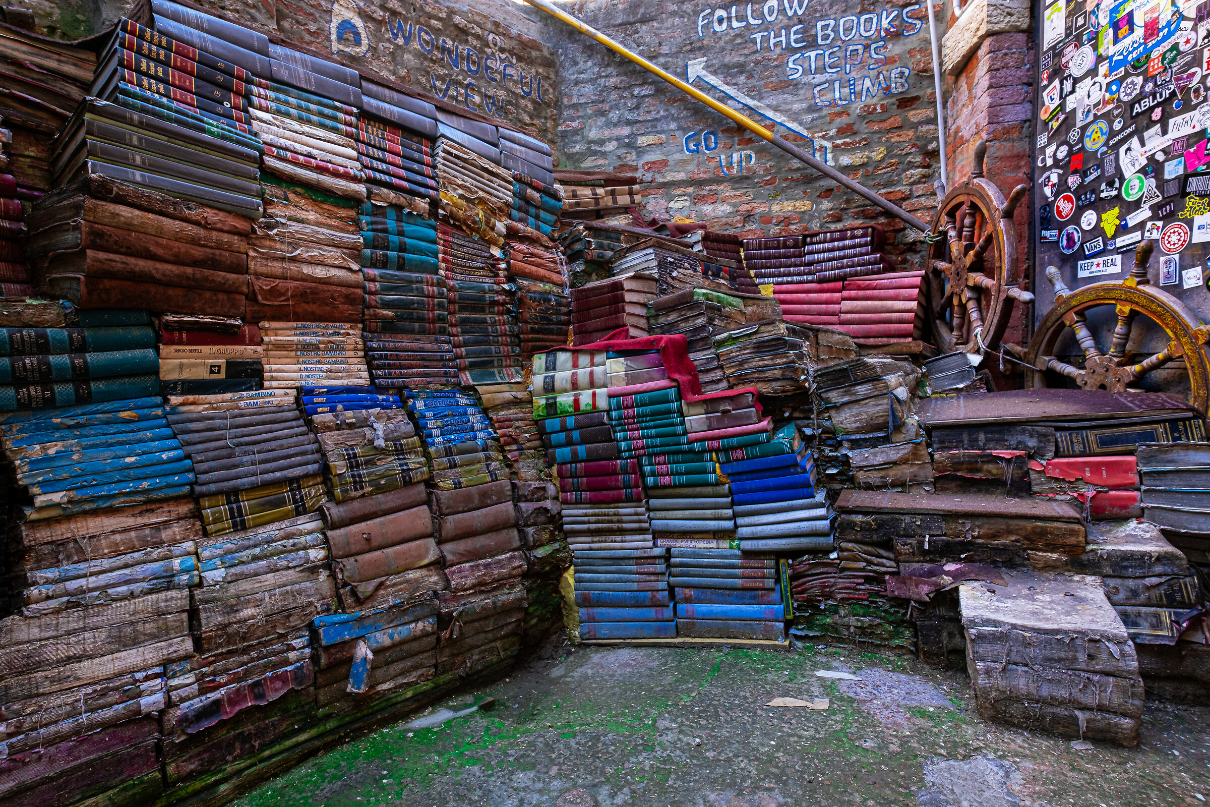 libreria acqua alta 3