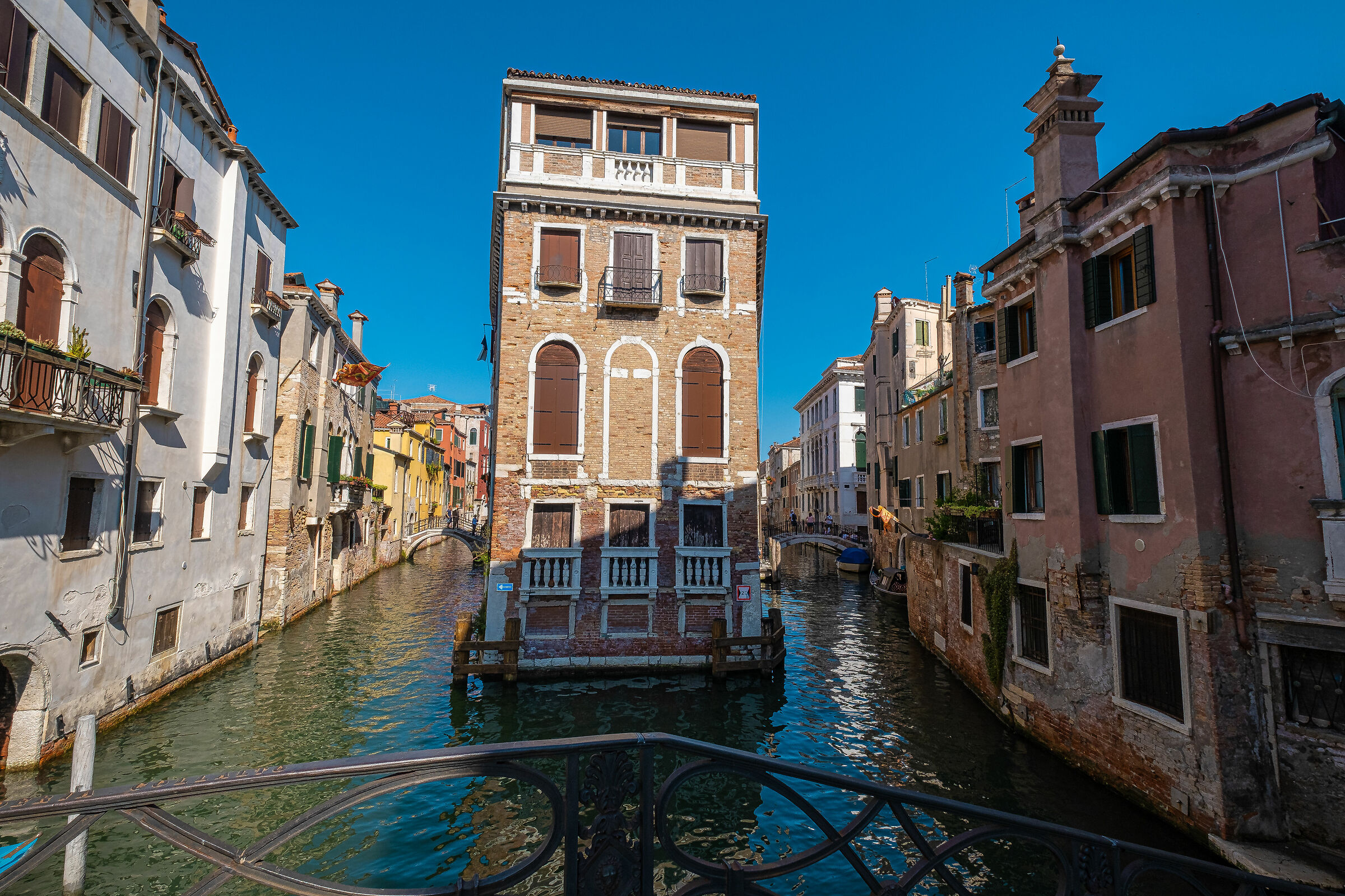 casa bagnata su 3 lati