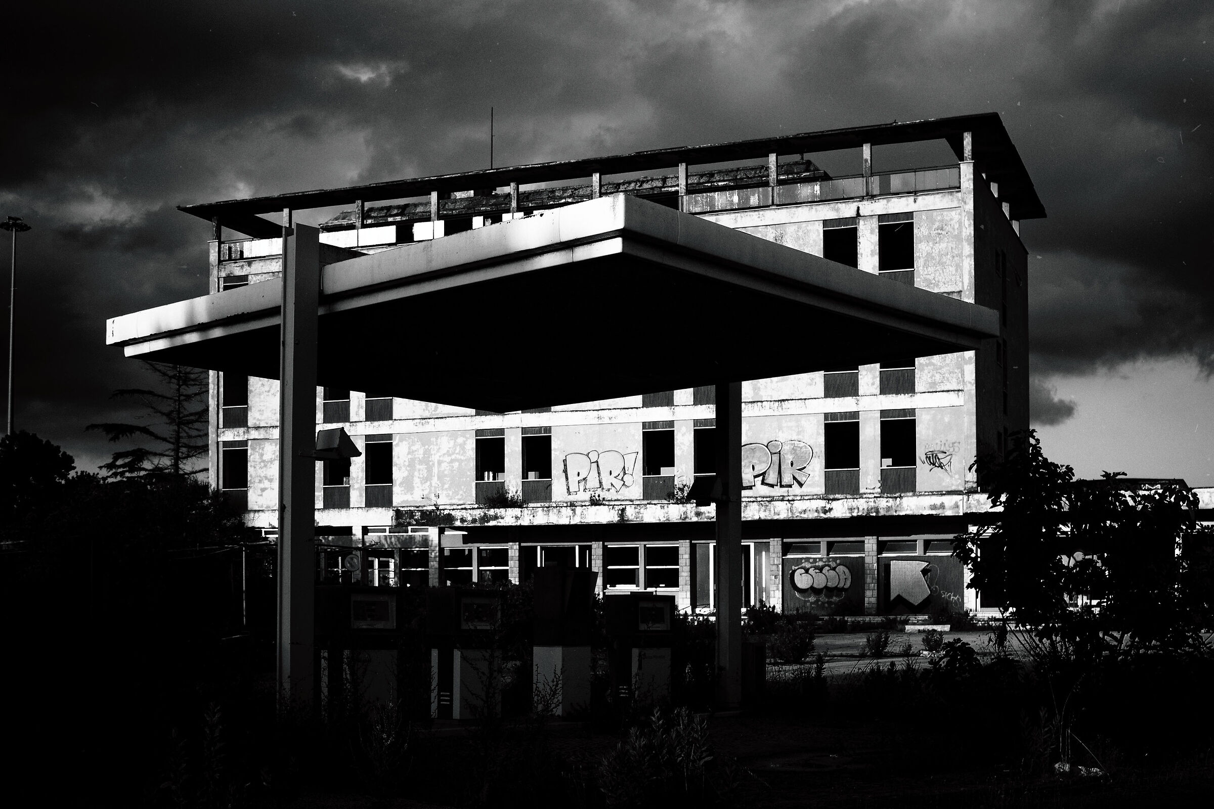 Ex Motel Agip nei pressi del fiume Garigliano