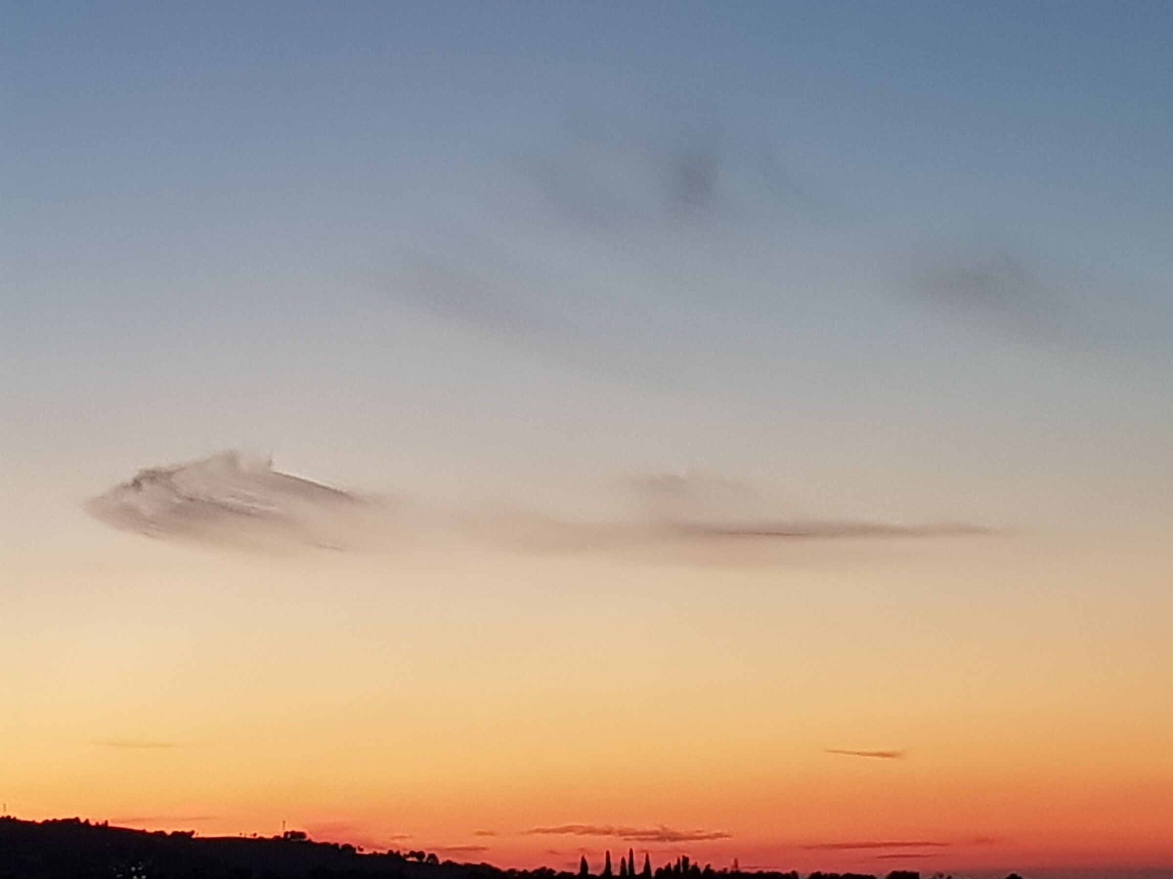 Nuvole strane al tramonto