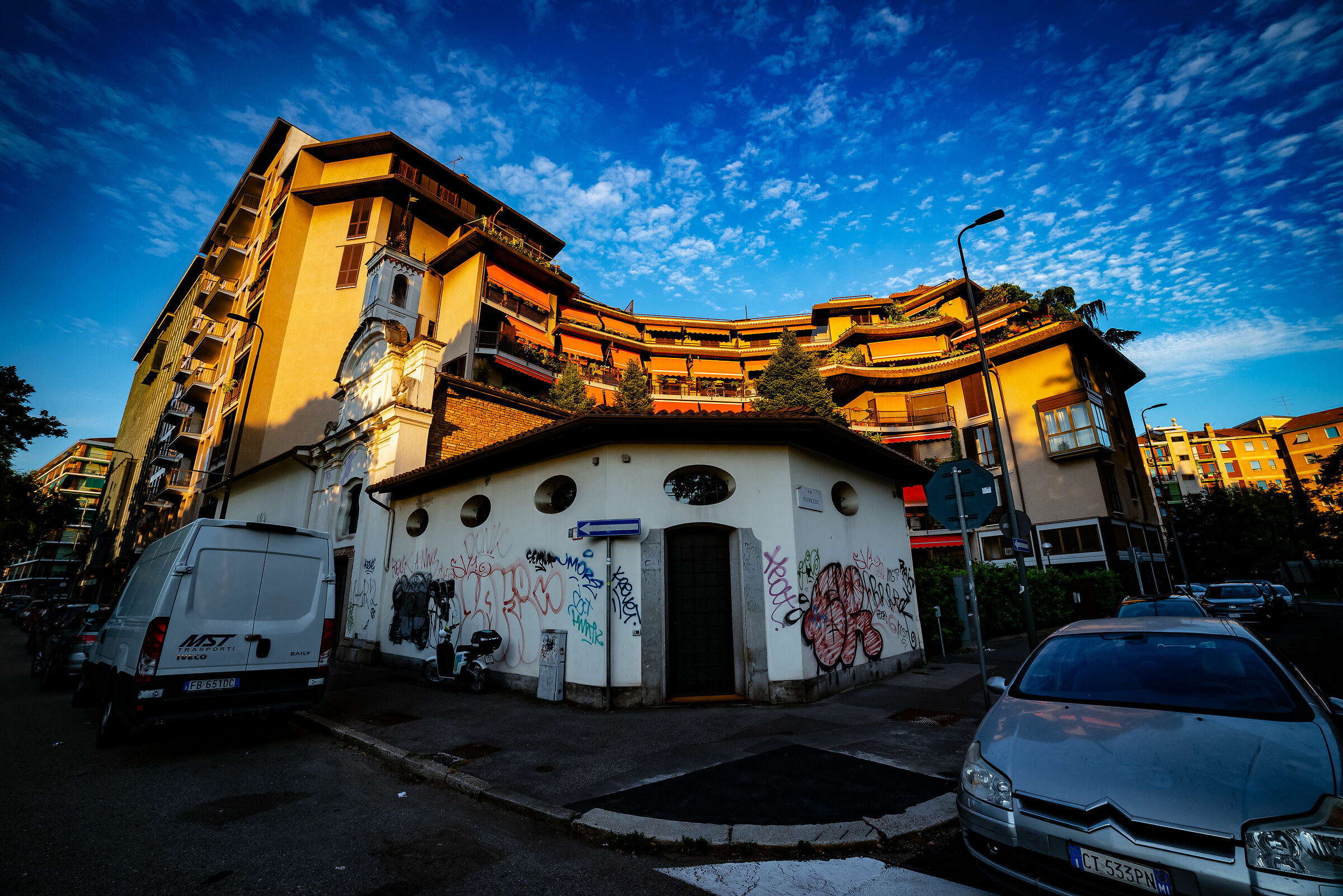 chiesa inghiottita dalle case....