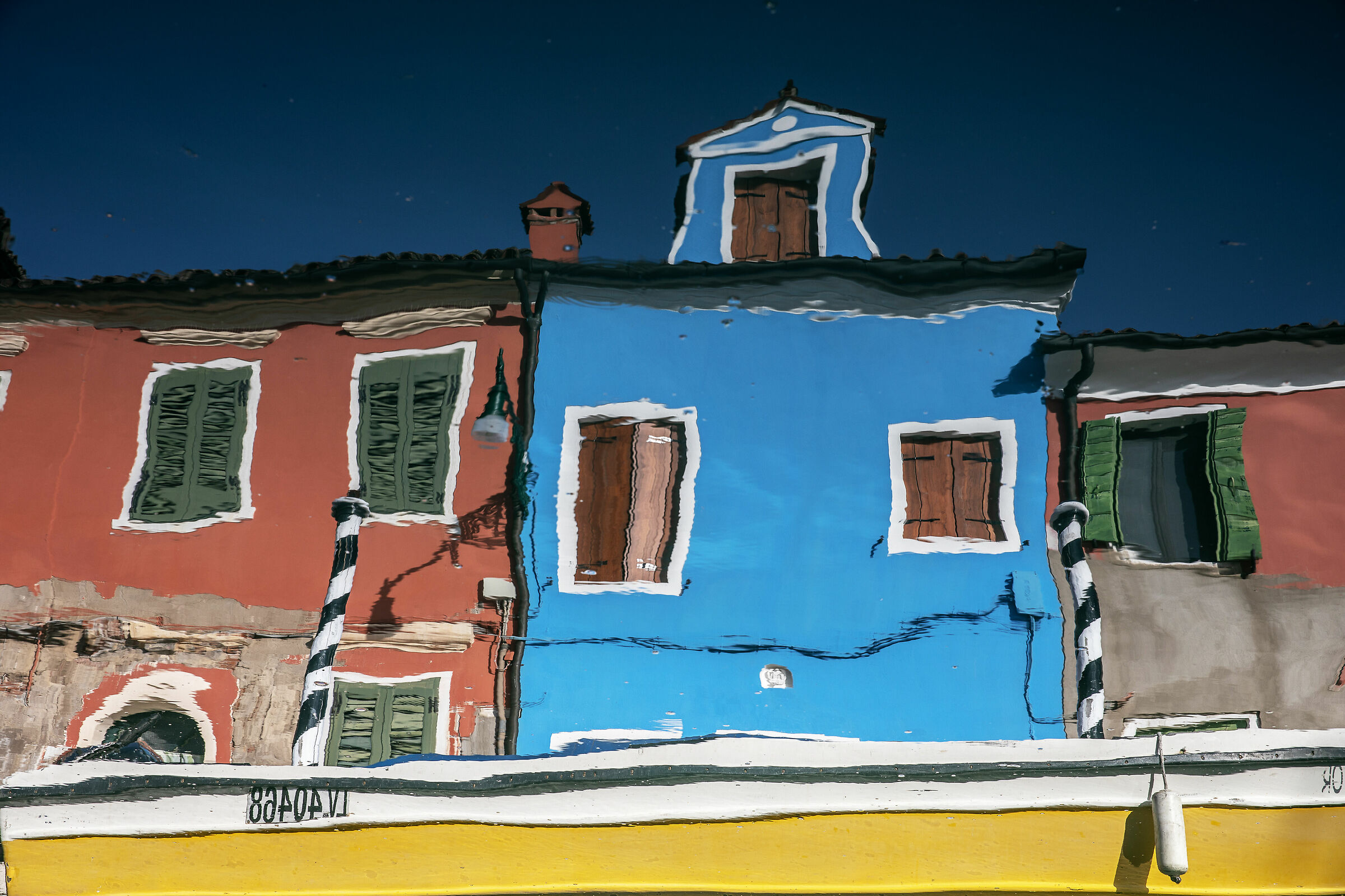 Burano dipinta nell'acqua