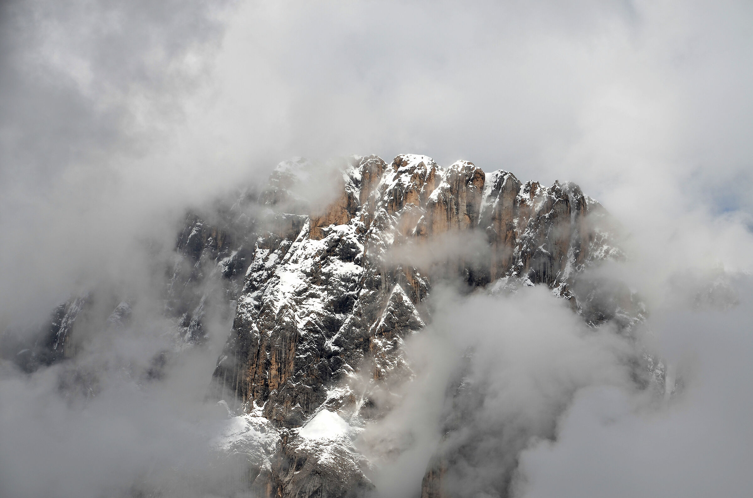 Parete sud Marmolada tra le nubi
