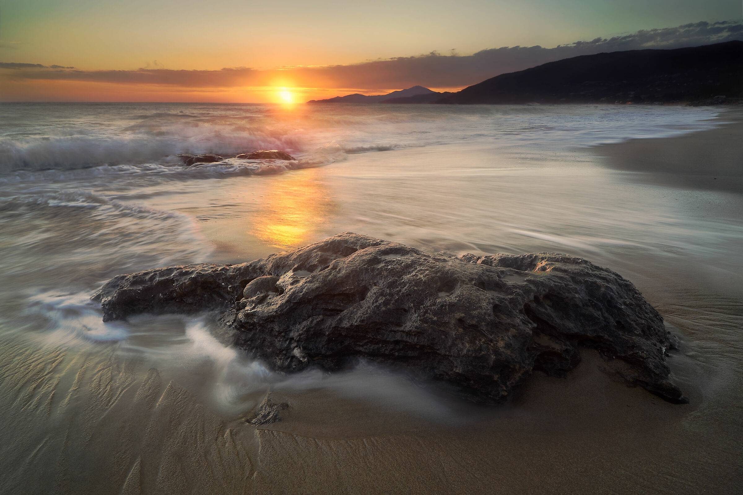 Scoglio contro il Mare