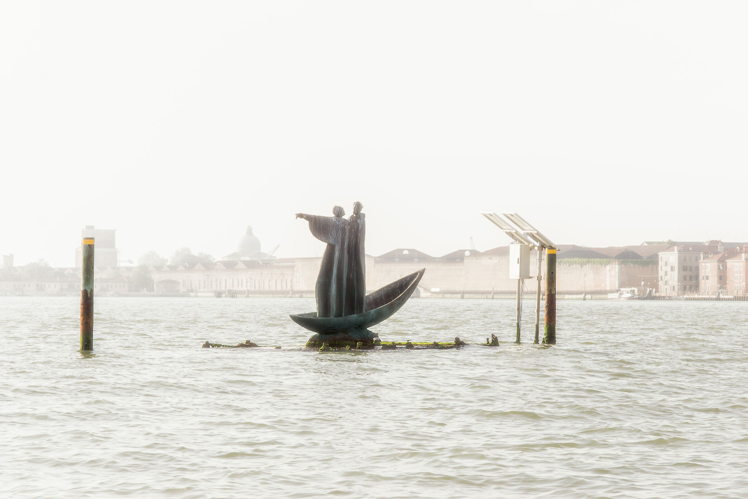 Virgilio indica a Dante l'ingresso al mondo dei morti.