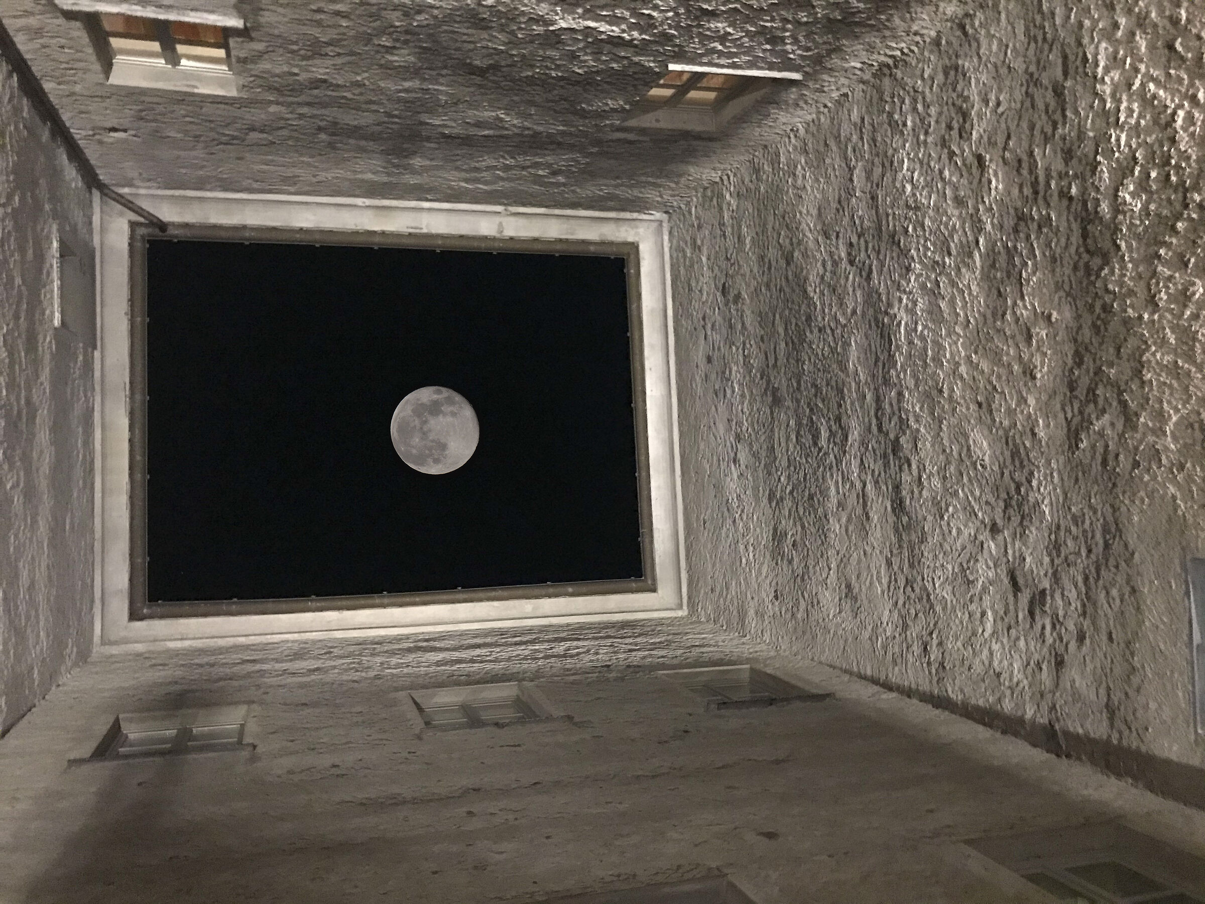 e la Luna bussò