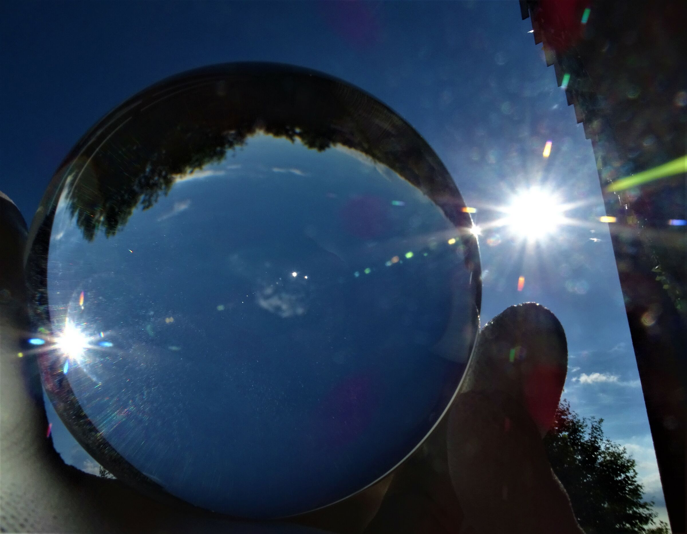 il sole di luglio dentro una sfera..