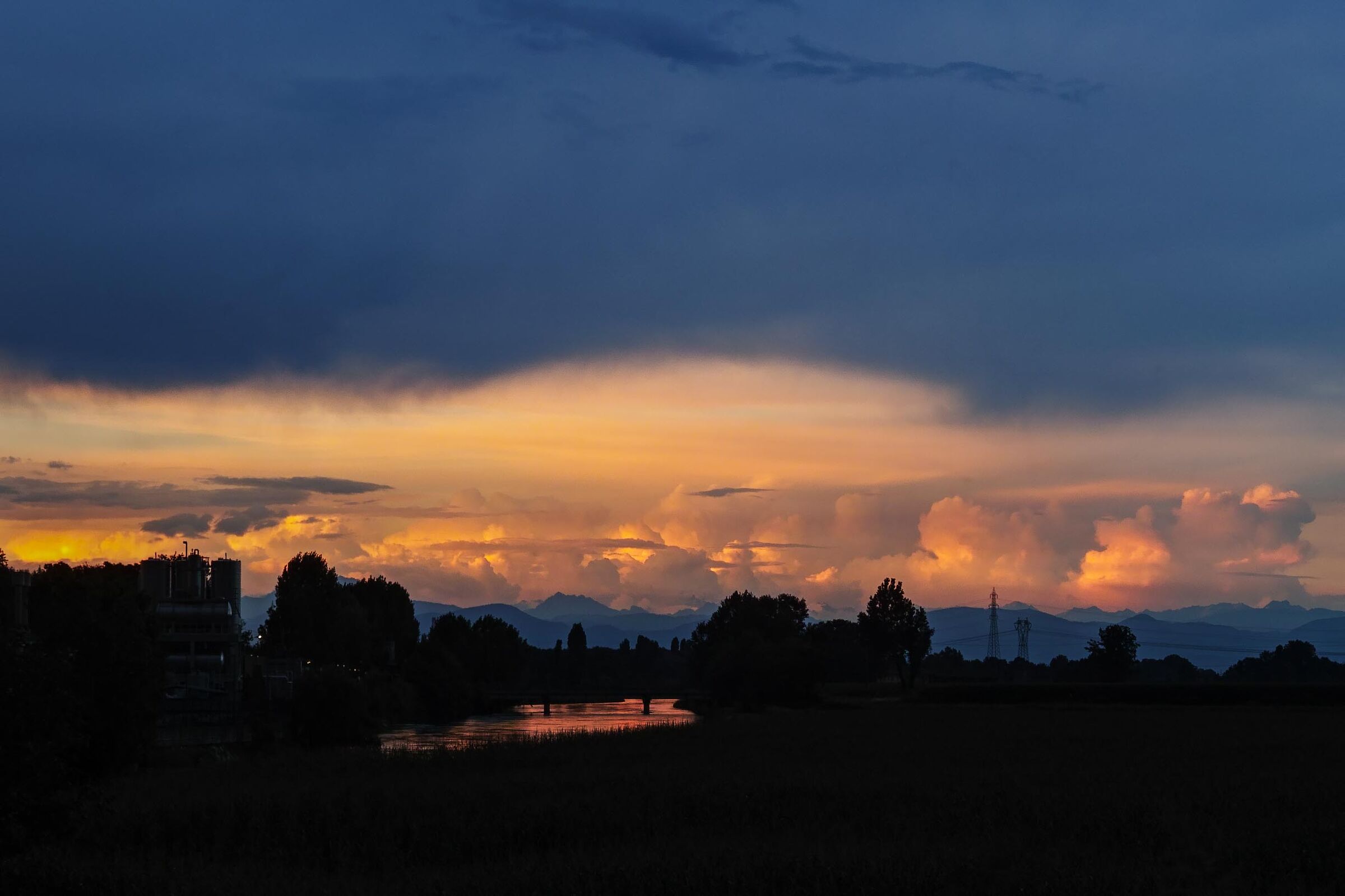 Last lights on the Muzza and the distant mountains