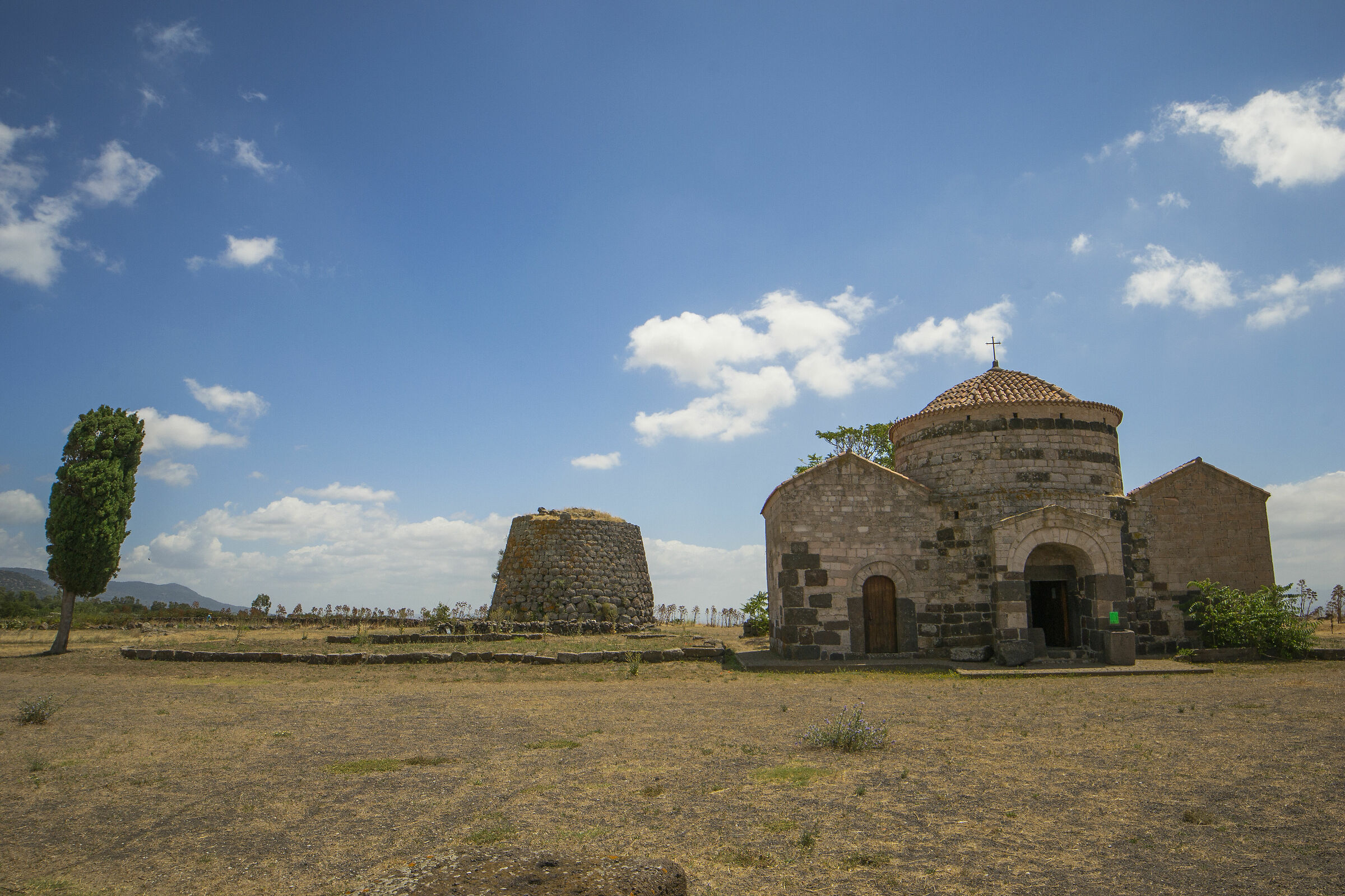 Un Albero, Un Nuraghe, Una Chiesa.