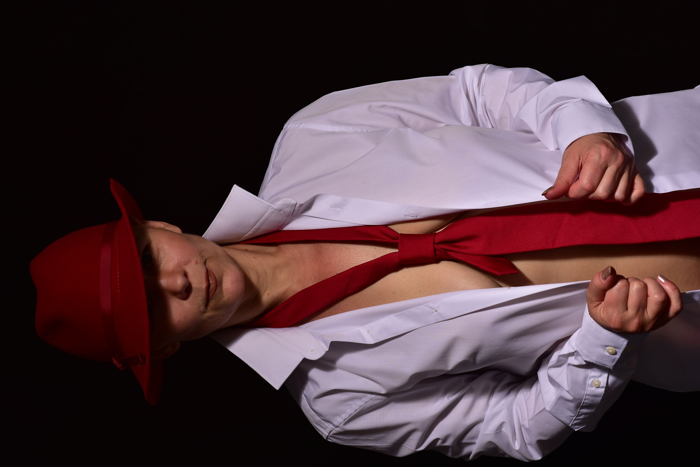 signora con un cappello rosso