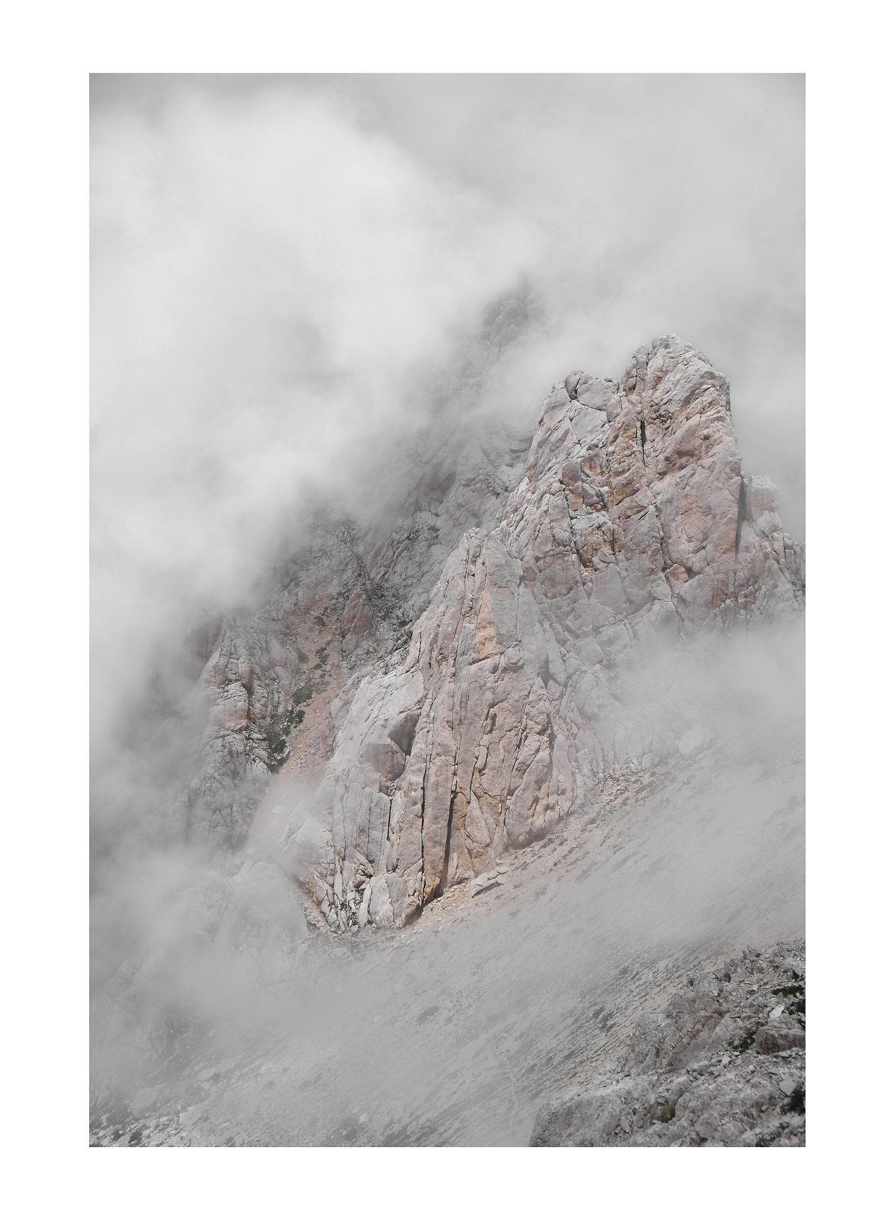 il Corno Piccolo tra le nuvole