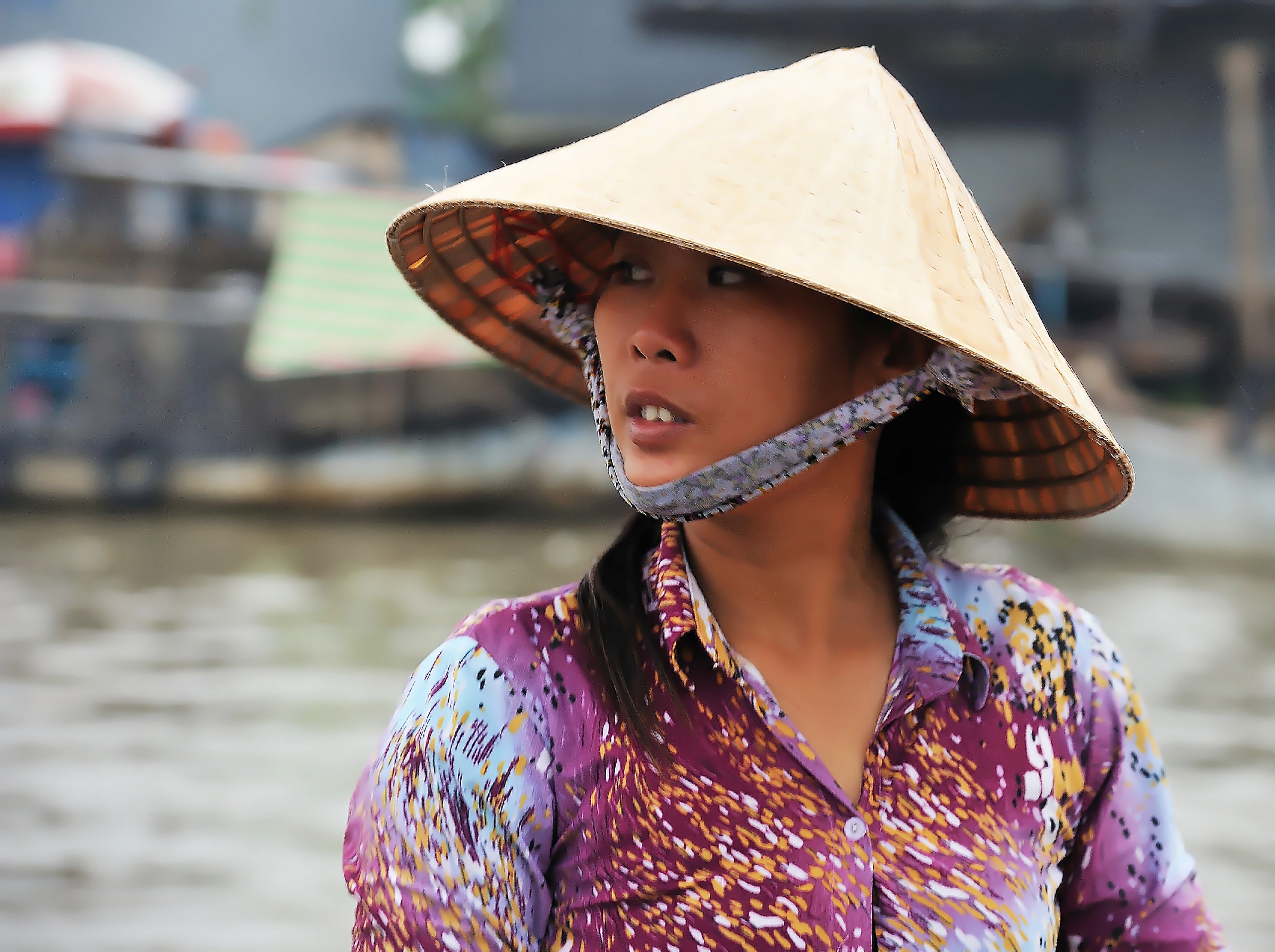 Ragazza vietnamita scruta..... al mercato galleggiante