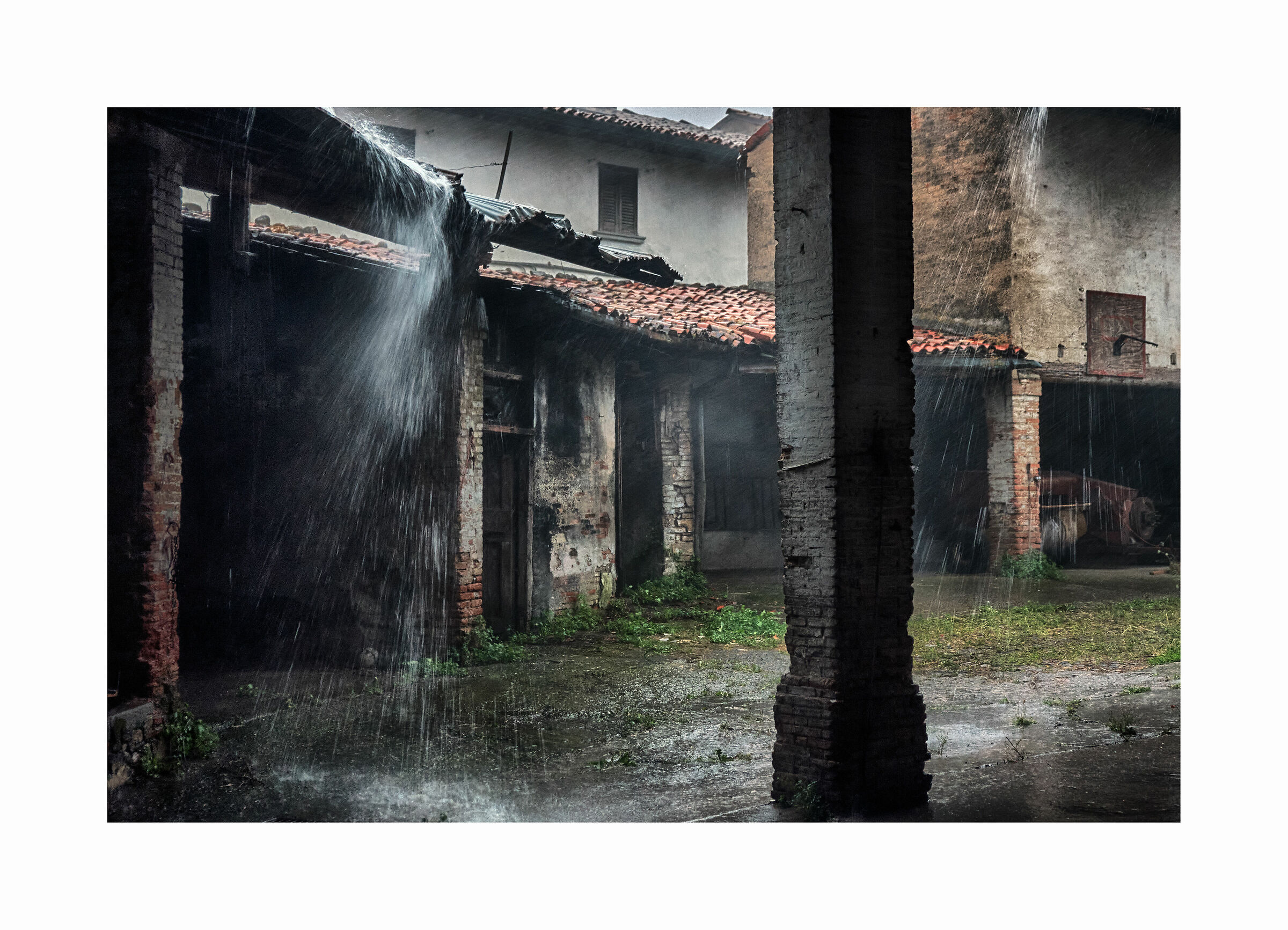 Diluvio nell'antico cortile
