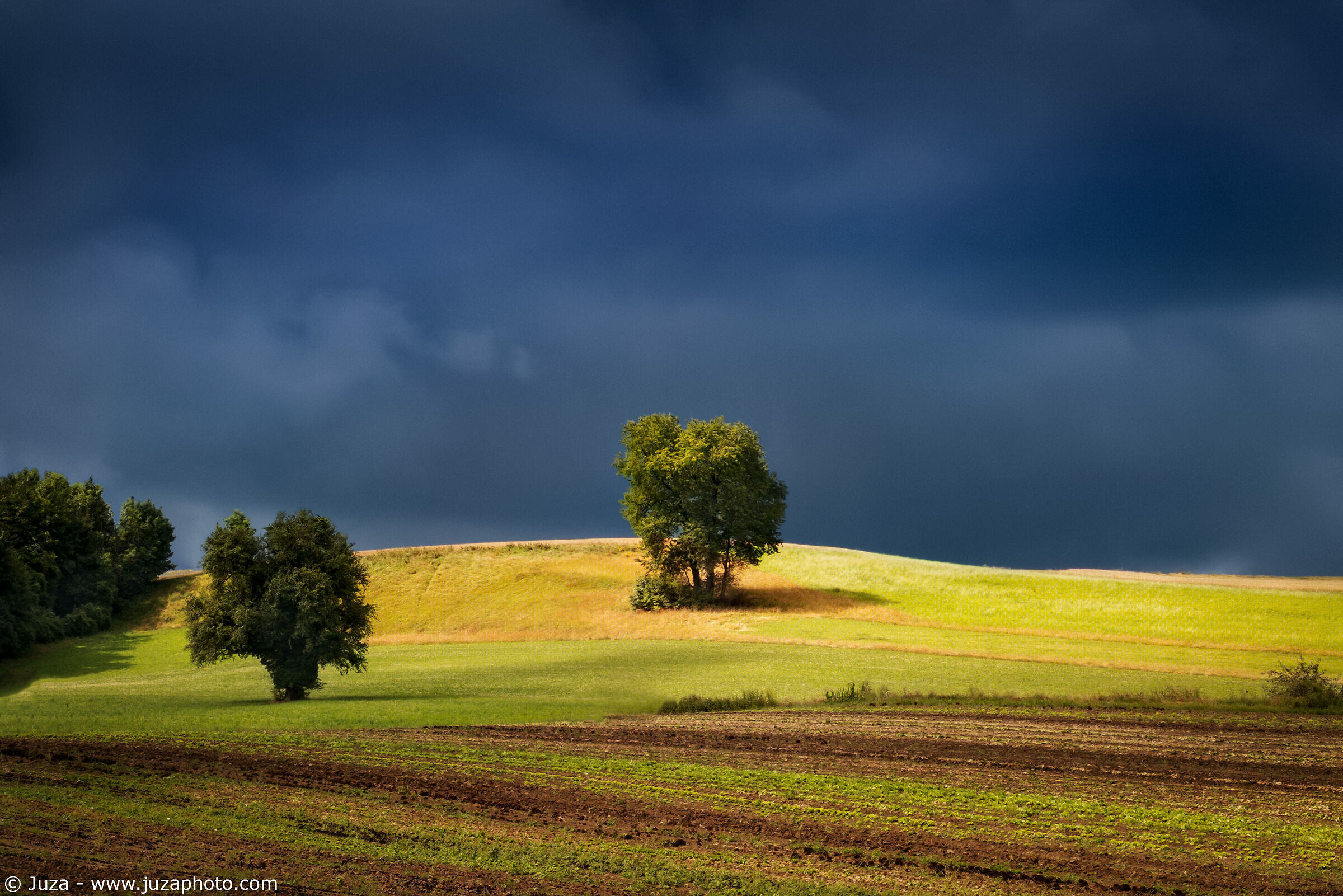 Un raggio di luce nel cielo tempestoso