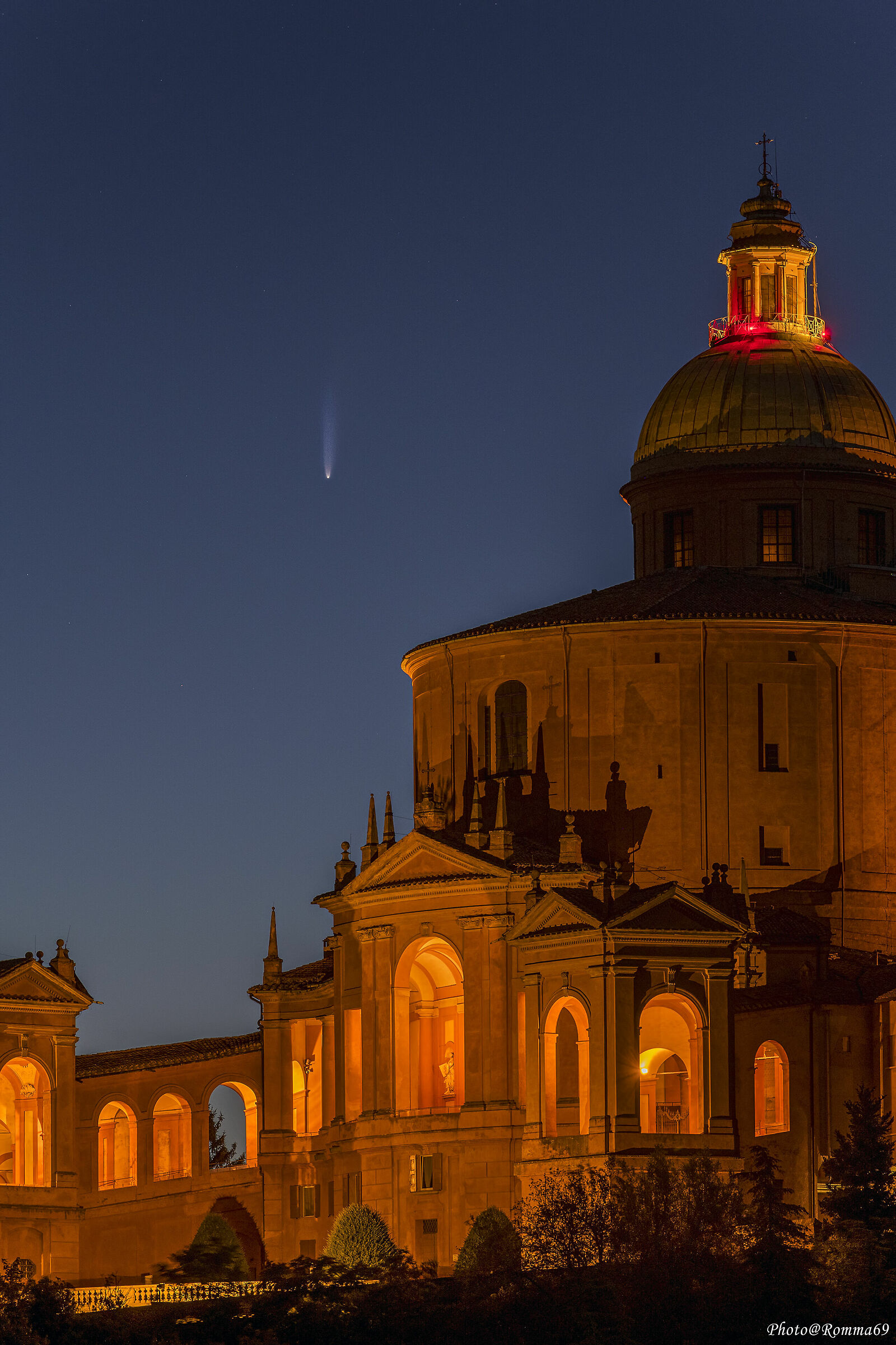 Neowise c/2020 F3 sul Santuario di San Luca