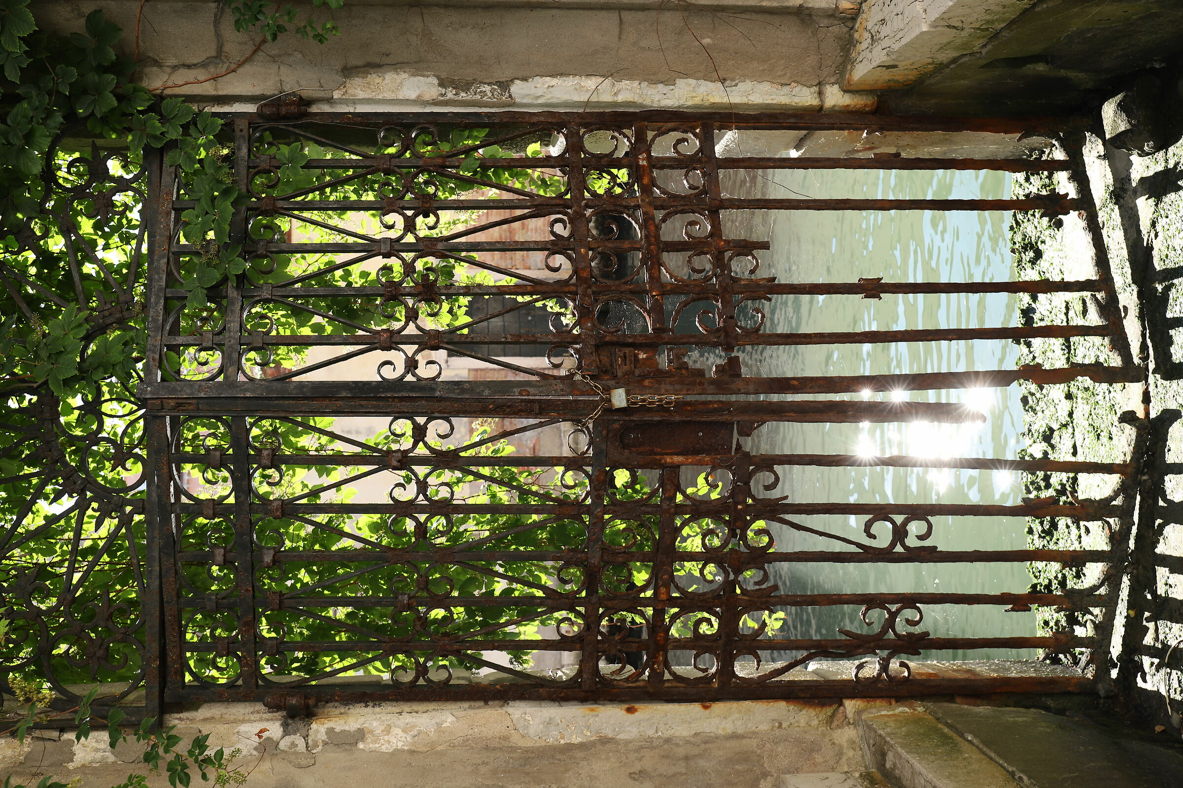 cancello sul rio dalla Chiesa dei Greci a Venezia