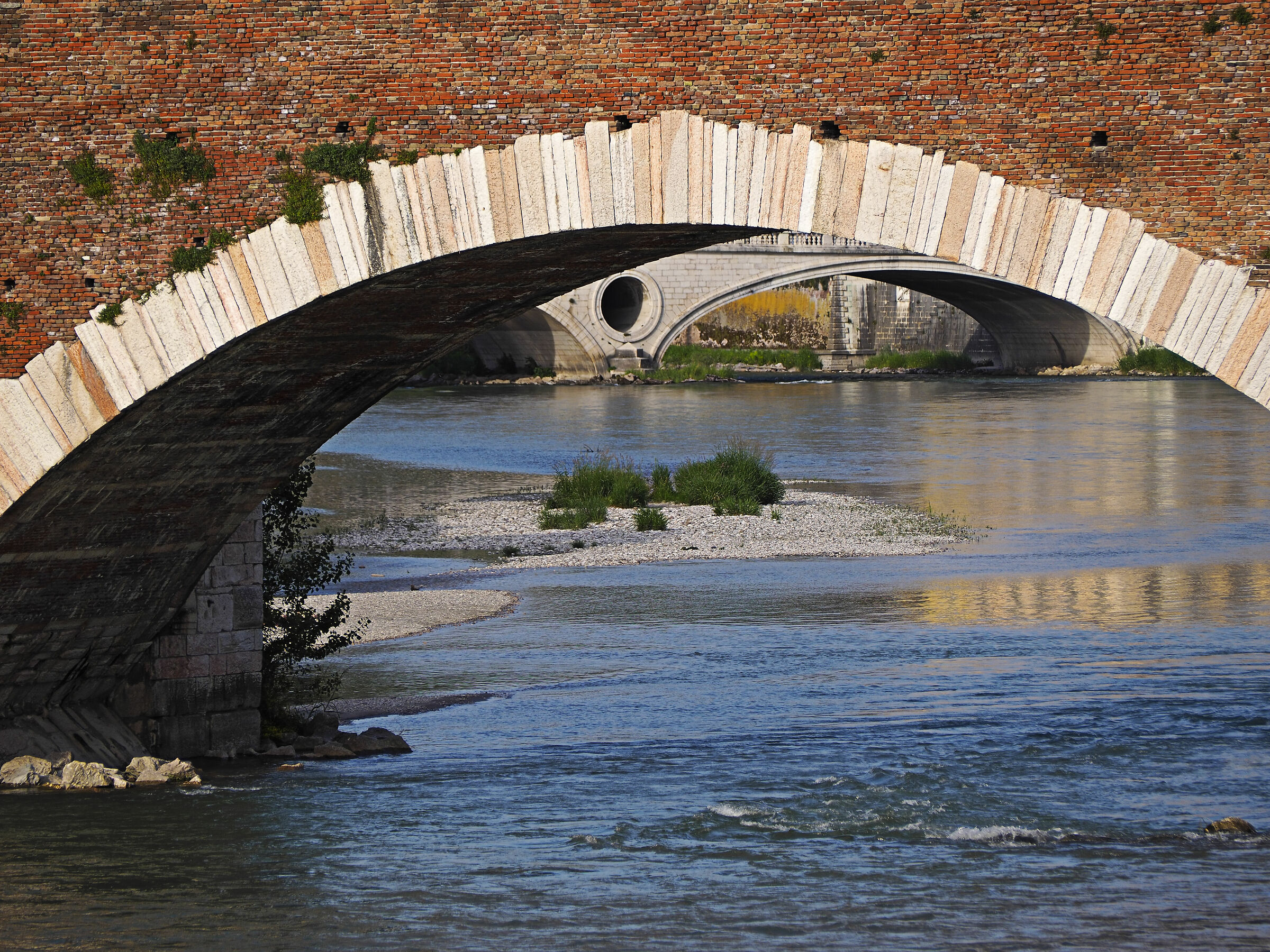 l'Adige sotto i ponti di Verona