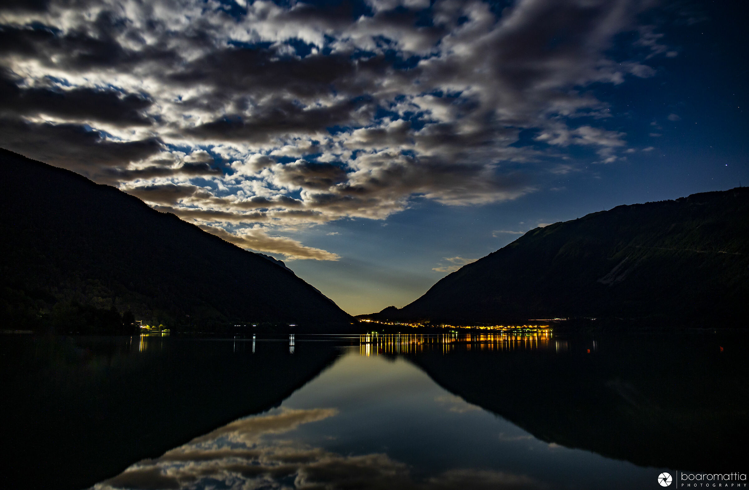 Lago di Santa Croce in notturna