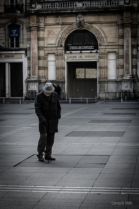 Toujours regarder ...