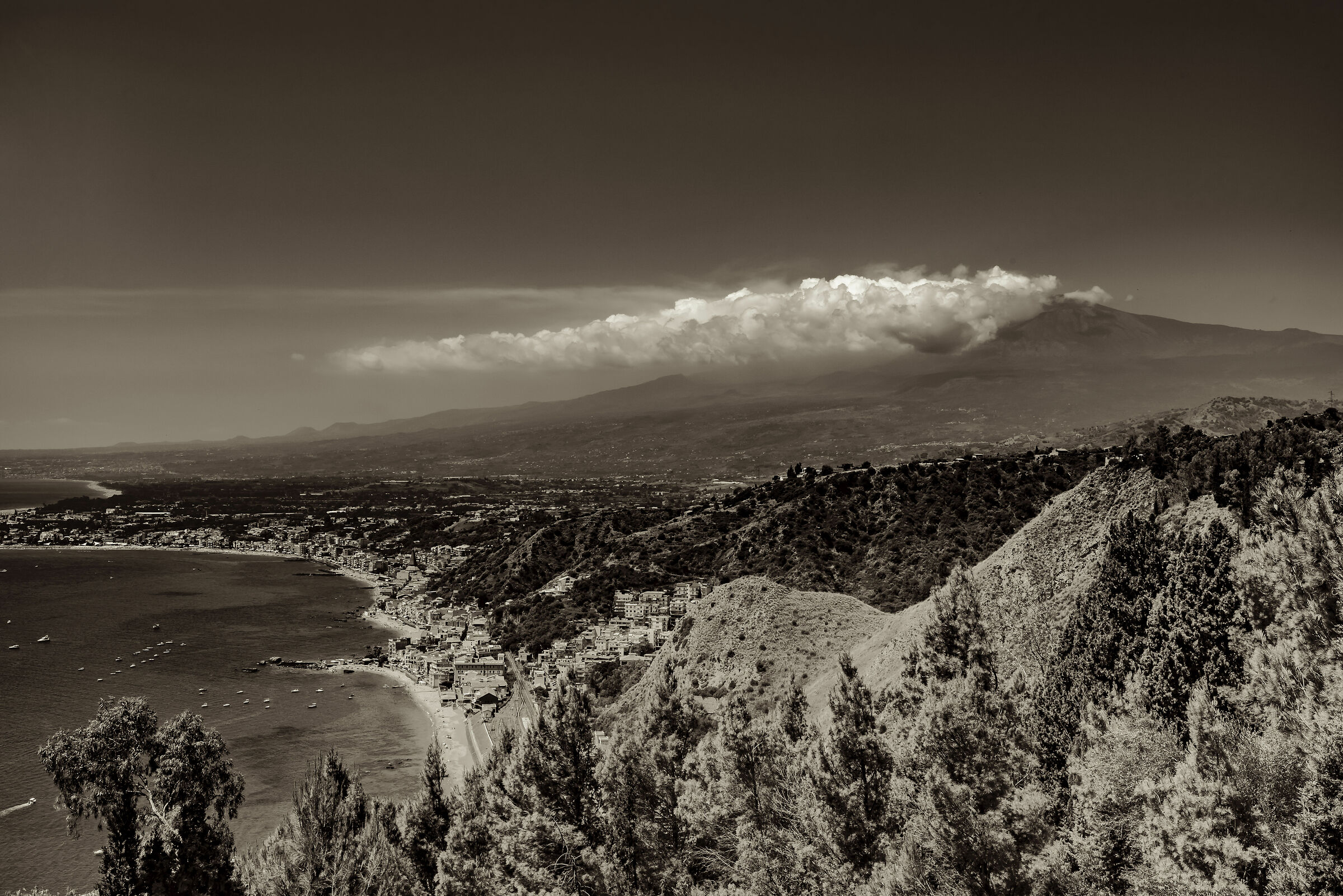 lo "sbuffo" dell'Etna su Giardini Naxos