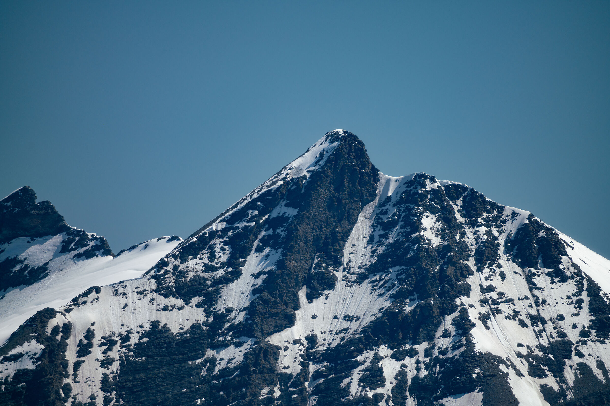 Un alpinista quasi in punta