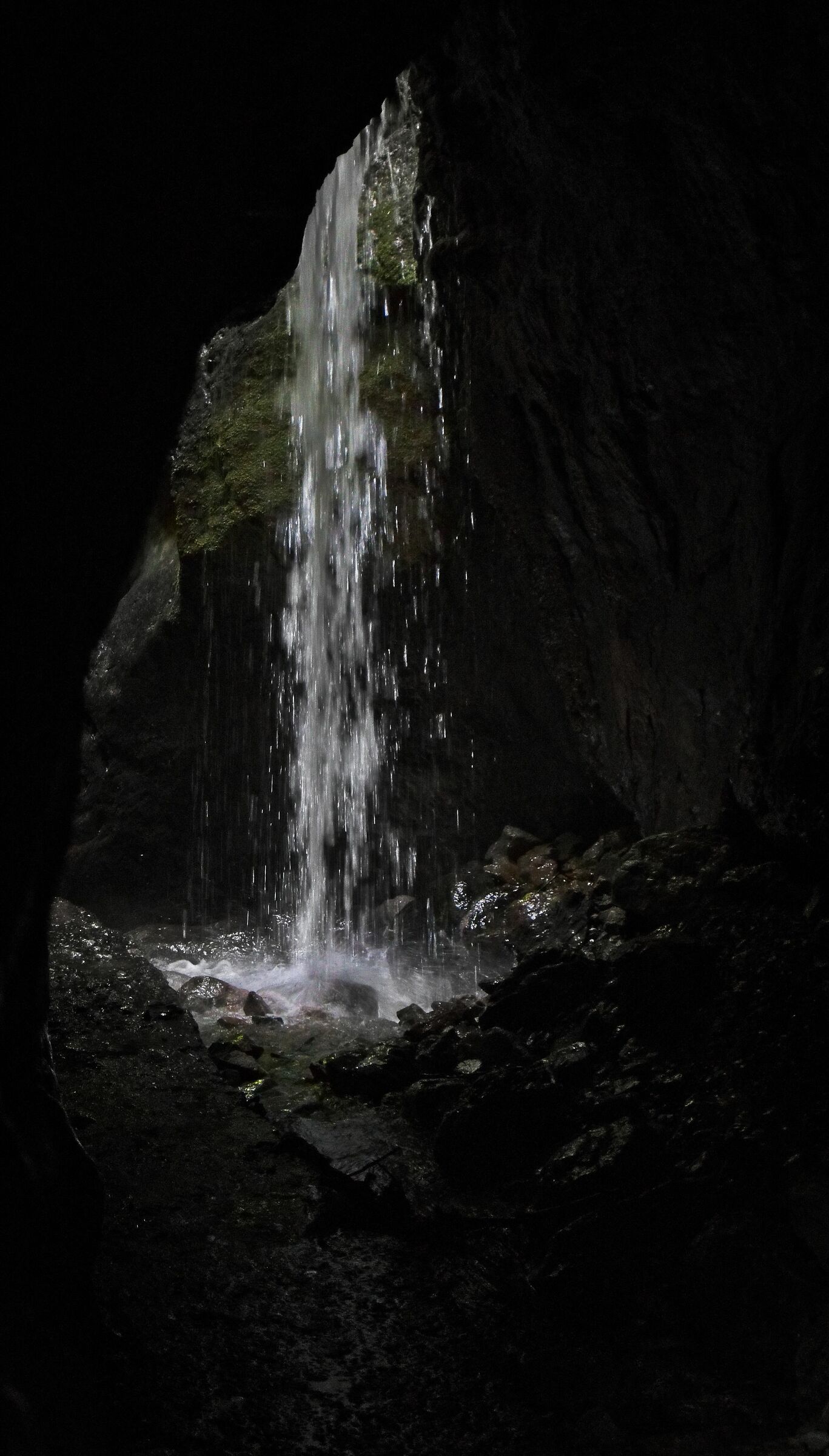 Cascata nella grotta